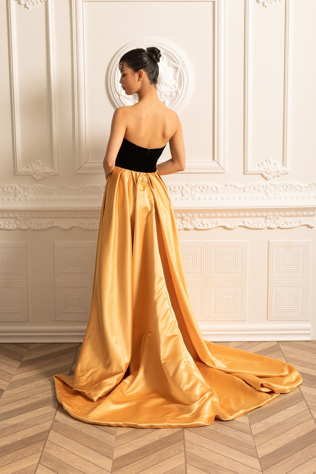 Vücuda Oturan Kadife Üst ve Akışkan Altın Saten Etekli Abiye Elbise – Siyah