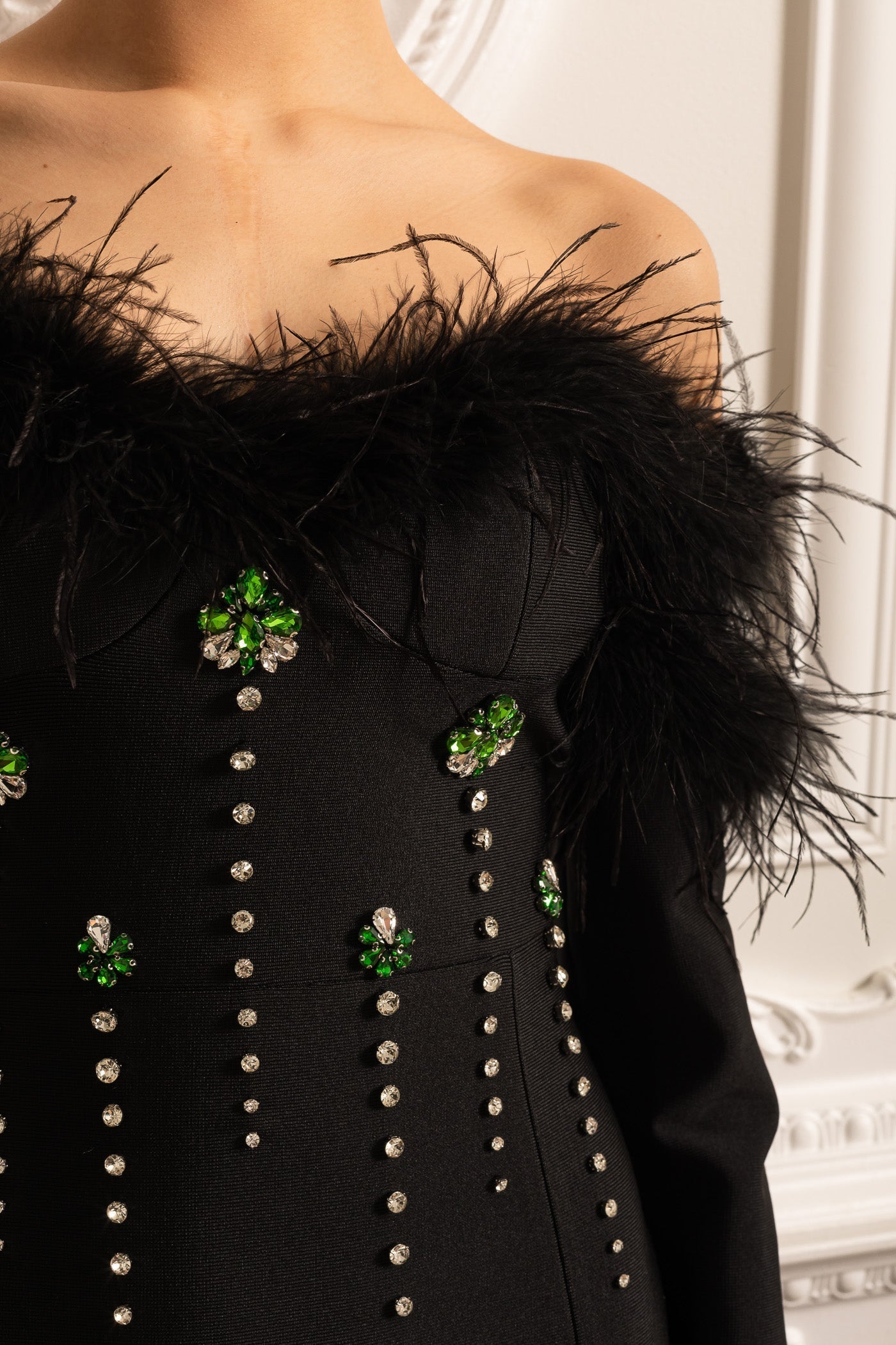 Tüy Süslemeli, Işıltılı Detaylı ve Yüksek Yırtmaçlı Elbise – Siyah