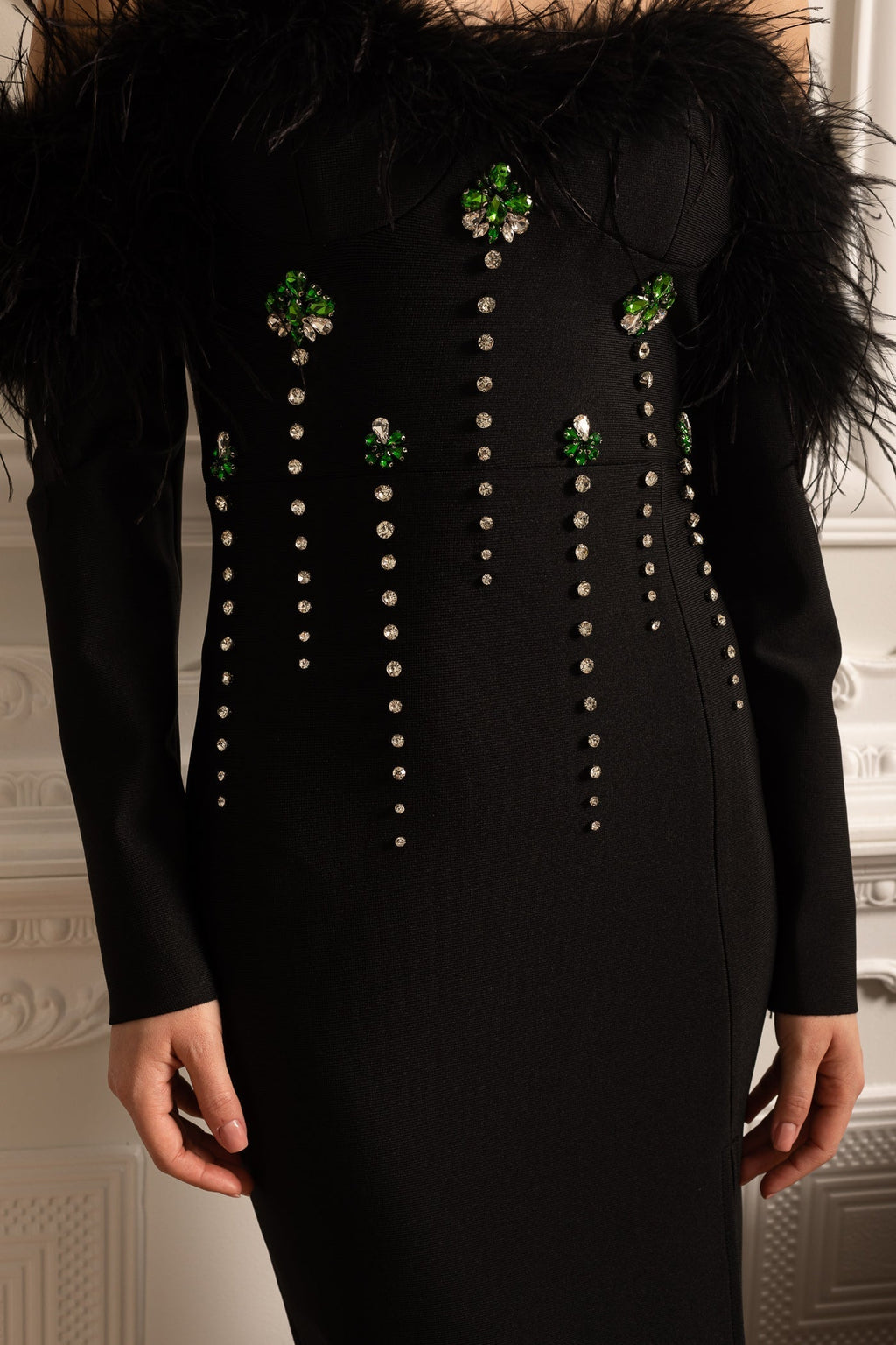 Tüy Süslemeli, Işıltılı Detaylı ve Yüksek Yırtmaçlı Elbise – Siyah