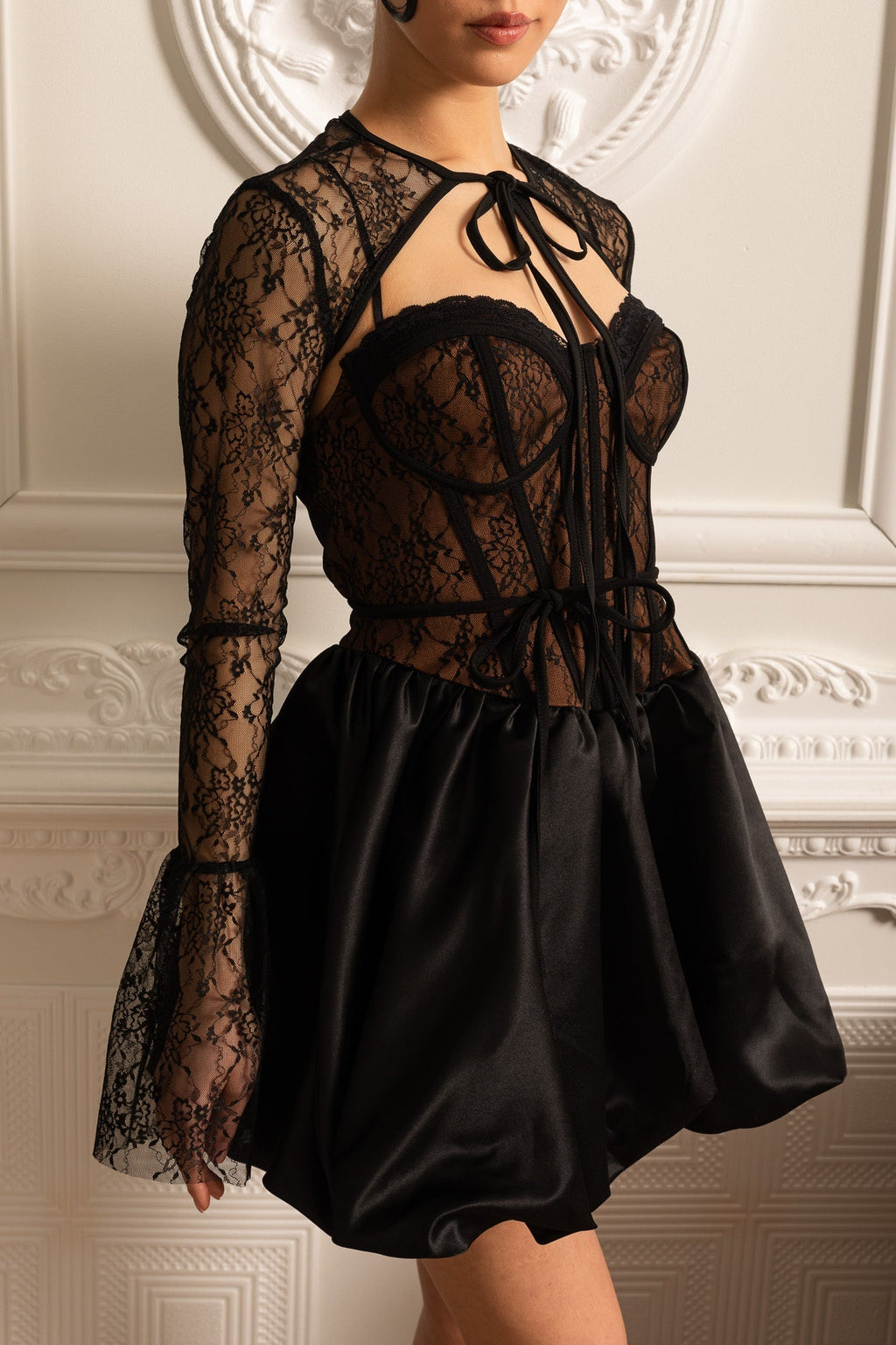 Kurdele Bağlamalı Yaka Detaylı Dantel Korseli Mini Elbise – Siyah