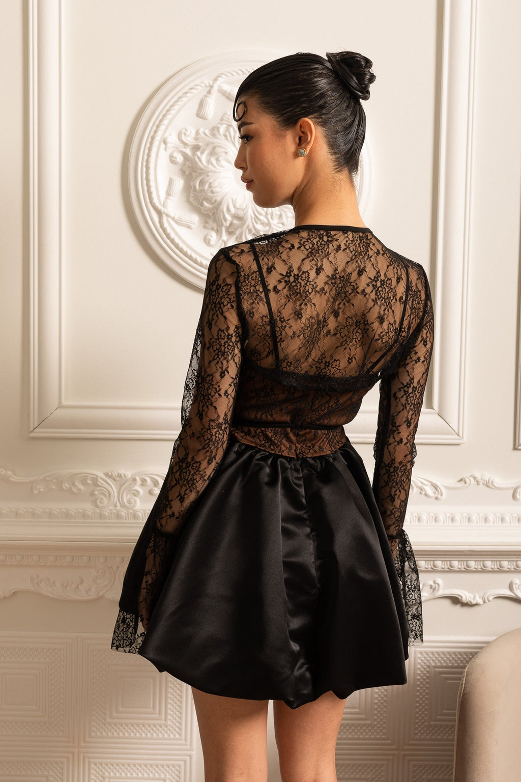 Kurdele Bağlamalı Yaka Detaylı Dantel Korseli Mini Elbise – Siyah