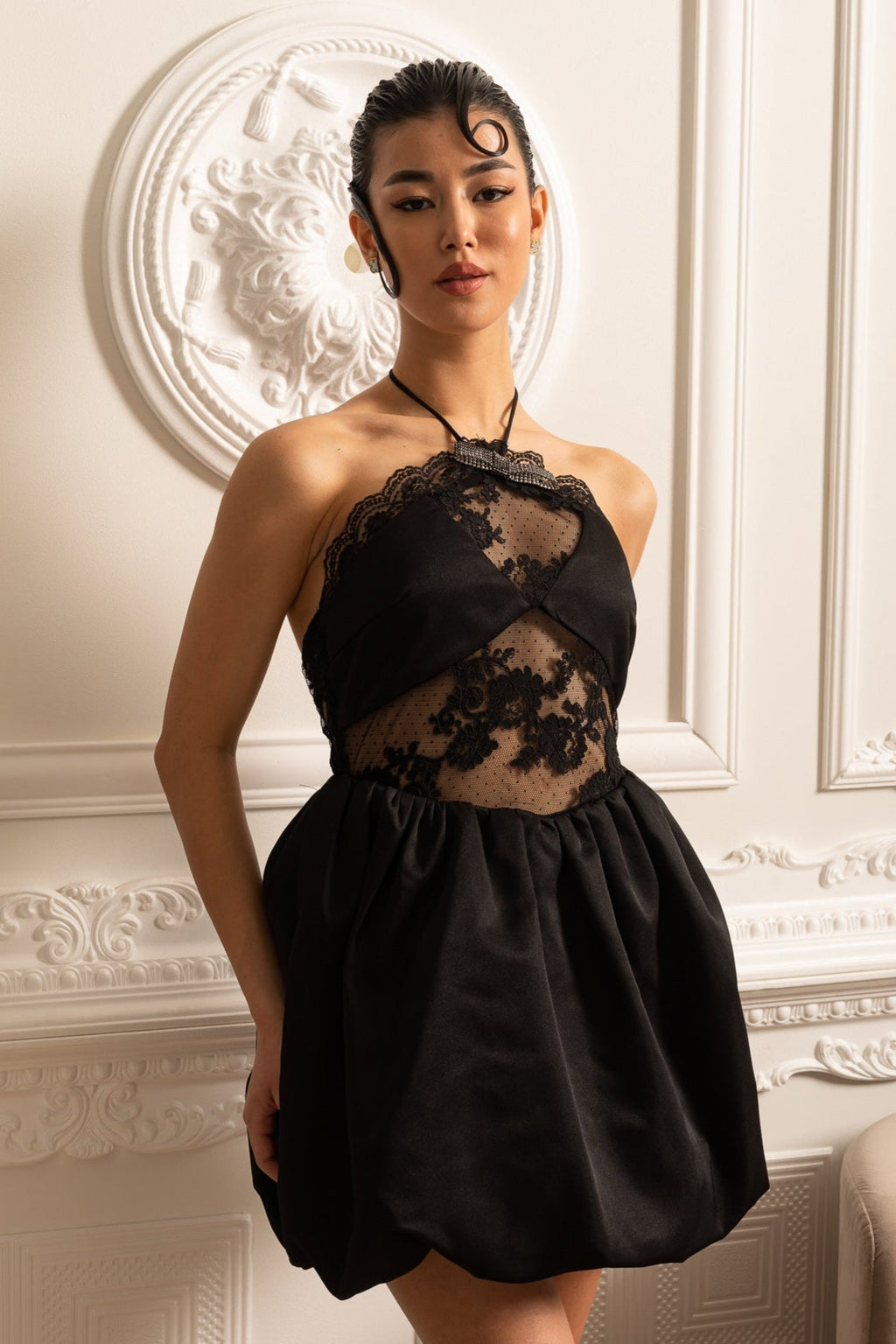 Fırfırlı Etekli ve Şeffaf Çiçek Dantel Desenli Mini Elbise – Siyah