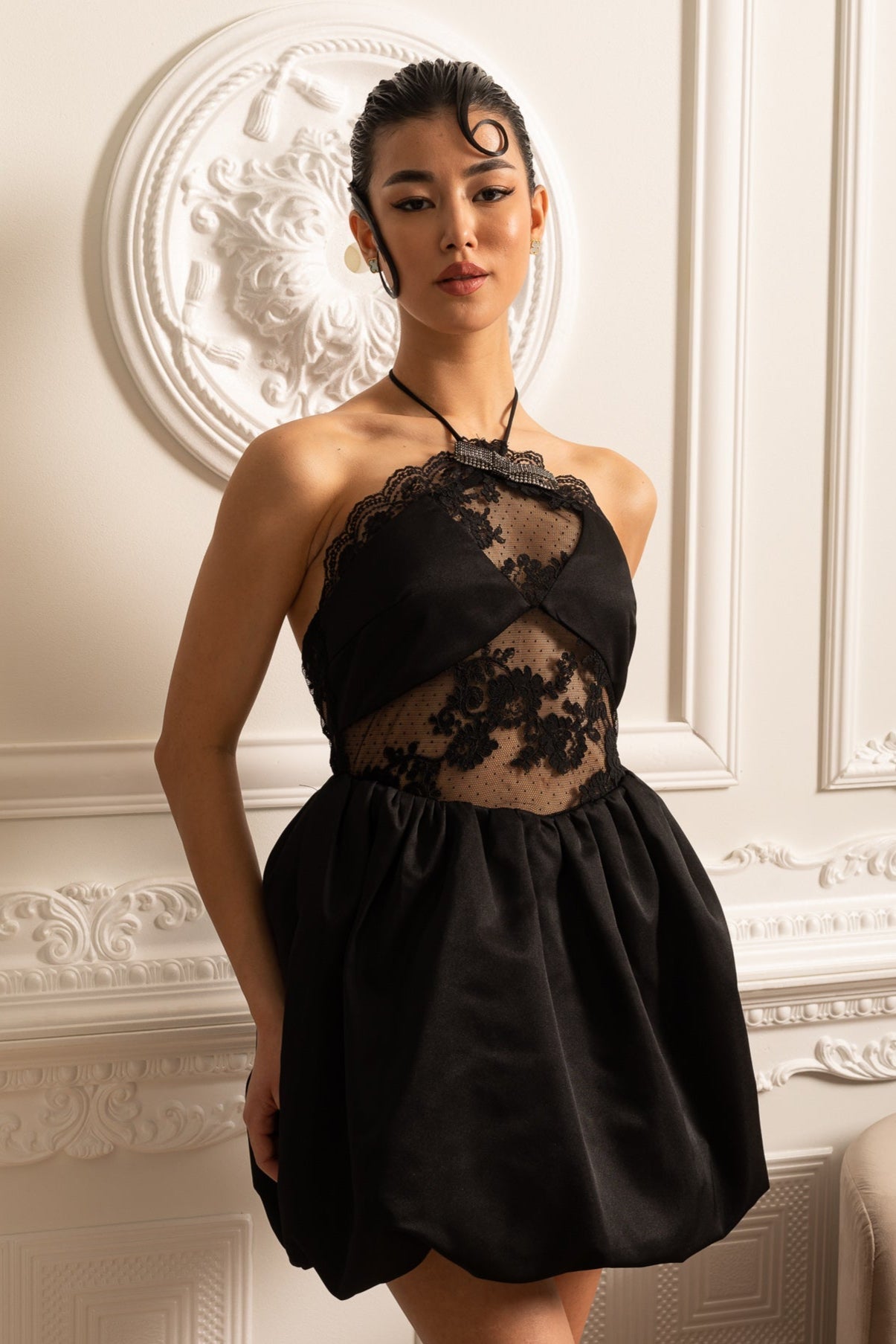 Fırfırlı Etekli ve Şeffaf Çiçek Dantel Desenli Mini Elbise – Siyah