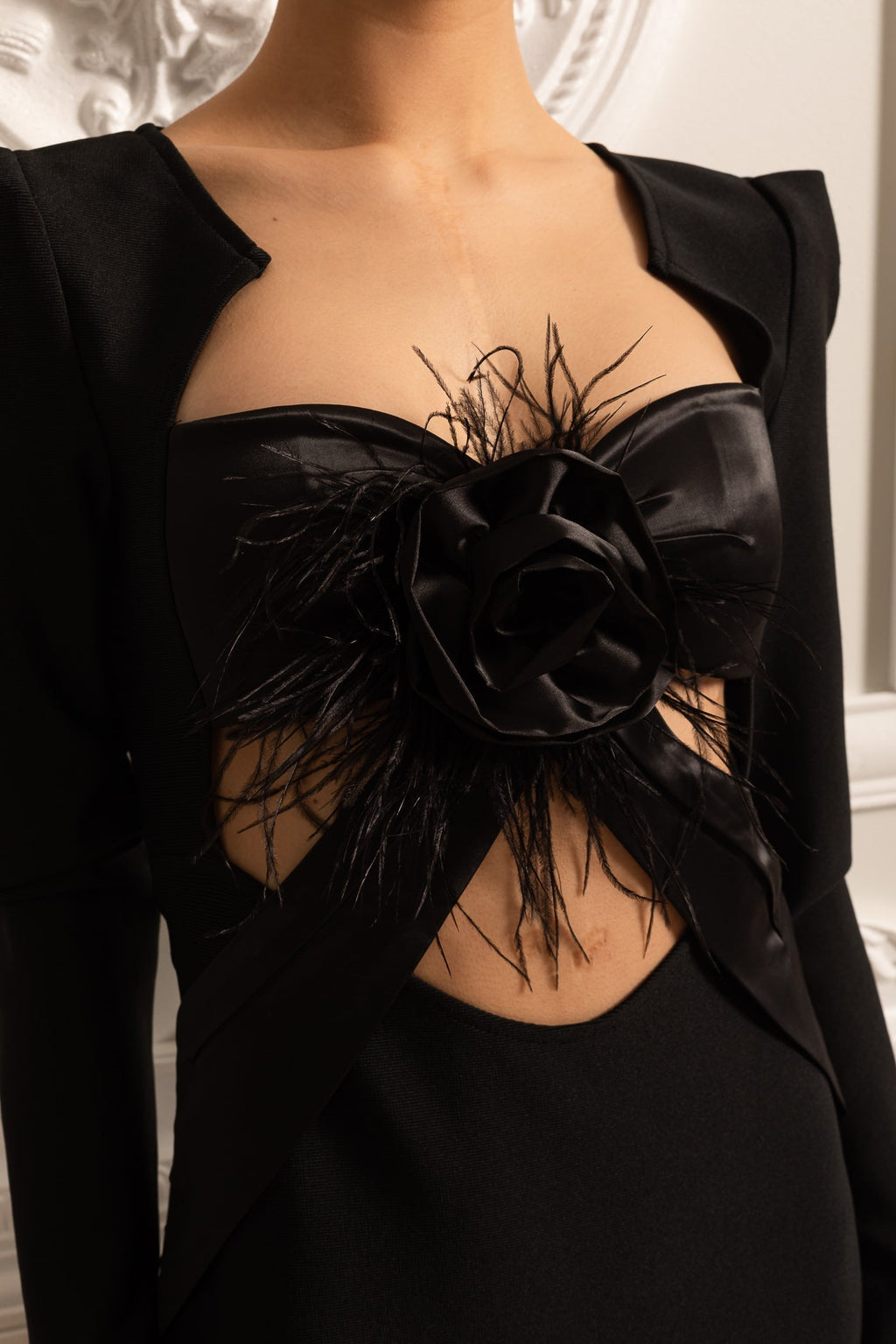 Yapılandırılmış Omuz ve Ön Dekolteli Zarif Uzun Kollu Elbise – Siyah