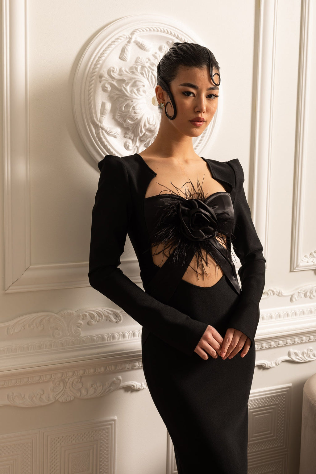 Yapılandırılmış Omuz ve Ön Dekolteli Zarif Uzun Kollu Elbise – Siyah