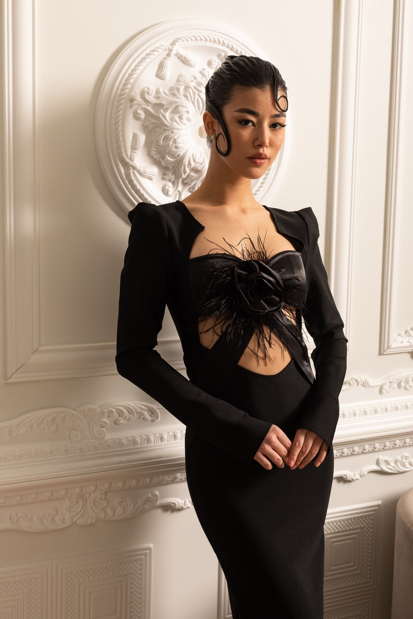 Yapılandırılmış Omuz ve Ön Dekolteli Zarif Uzun Kollu Elbise – Siyah