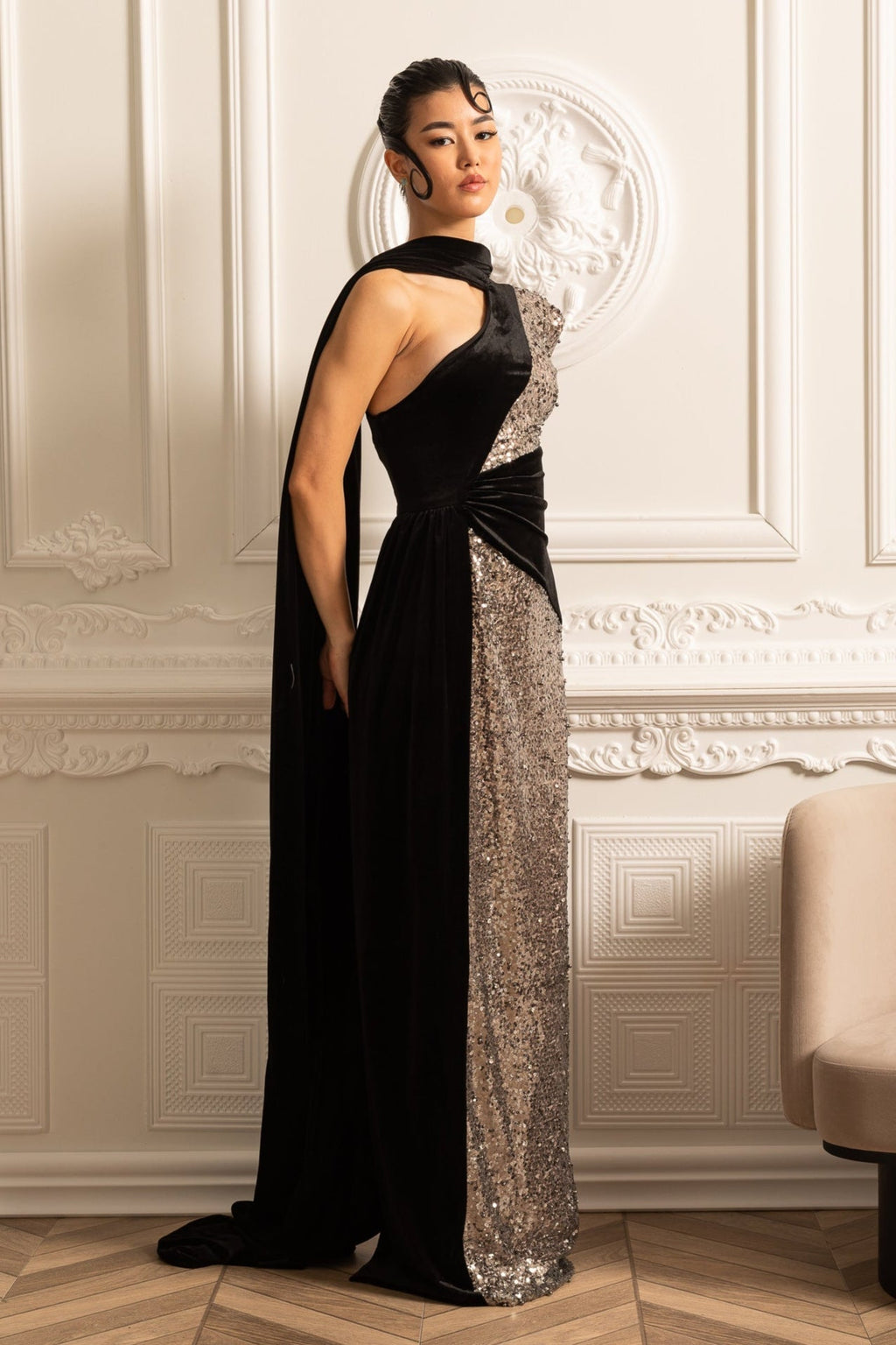 Siyah Kadife Detaylı Işıltılı Payetli Gösterişli Abiye Elbise – Gümüş