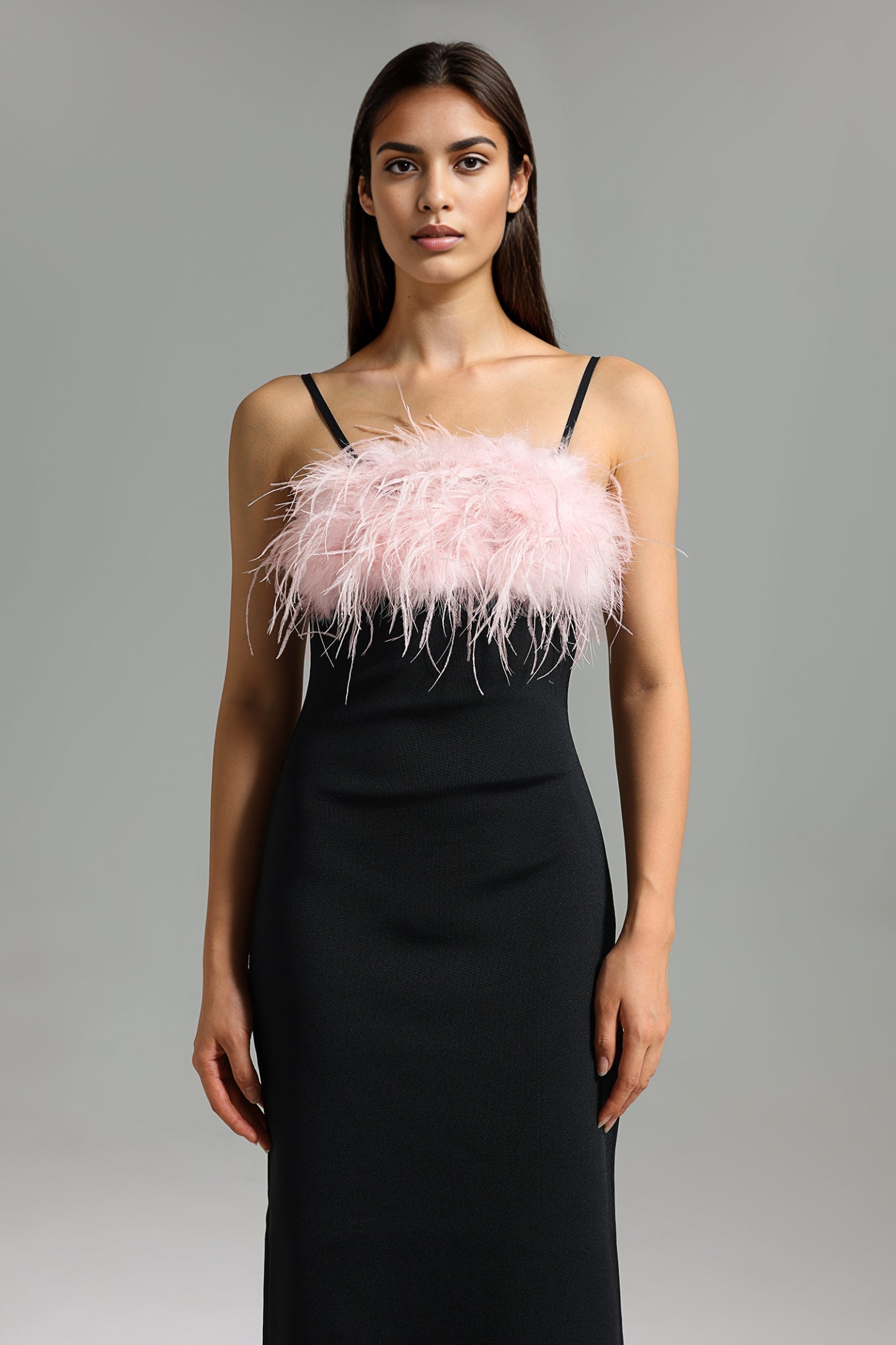 Henrietta Yandan Yırtmaçlı Ve Tüy Detaylı Siyah Maxi Bandaj Elbise