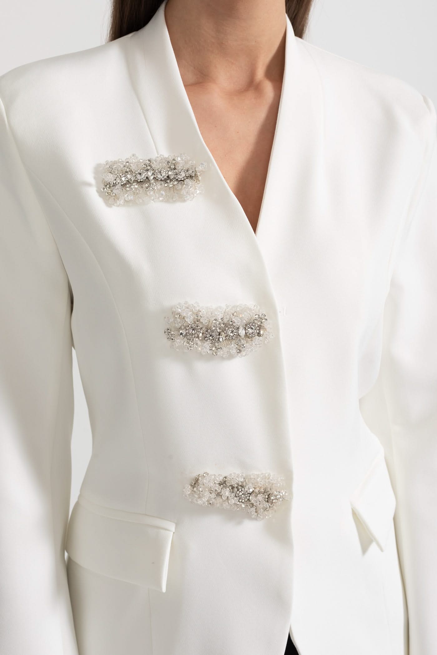 Yapılandırılmış Omuzlar Ve Gümüş Çiçekli Tokalara Sahip Özel Tasarım Blazer - Beyaz