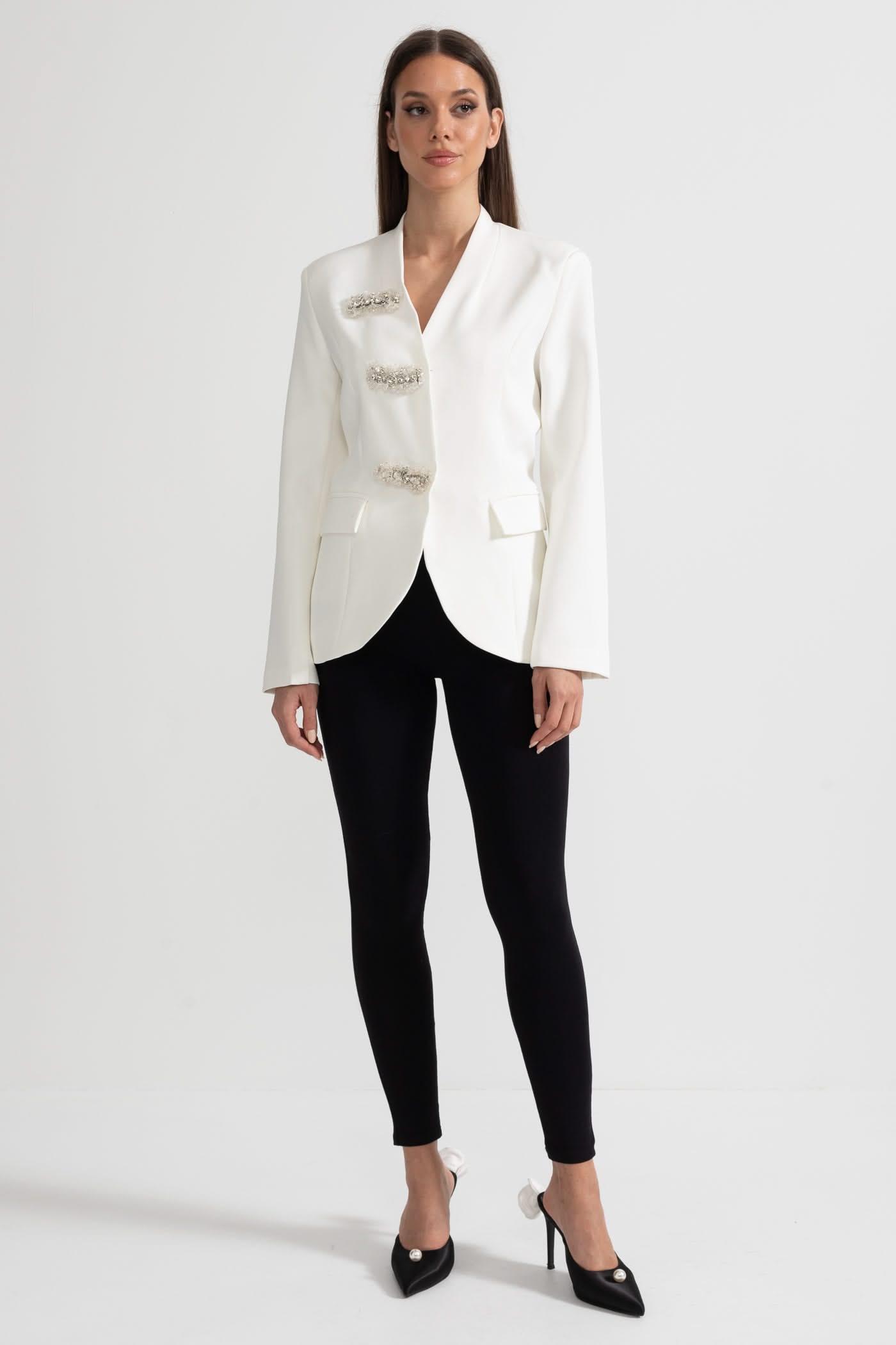 Yapılandırılmış Omuzlar Ve Gümüş Çiçekli Tokalara Sahip Özel Tasarım Blazer - Beyaz