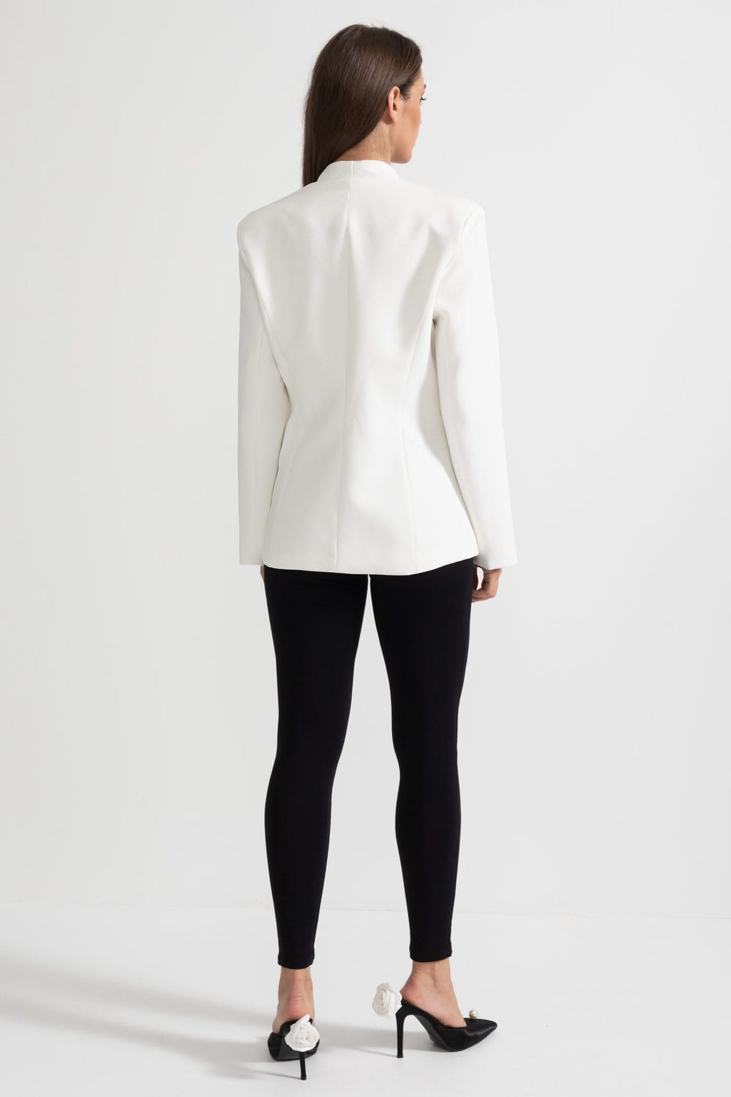 Yapılandırılmış Omuzlar Ve Gümüş Çiçekli Tokalara Sahip Özel Tasarım Blazer - Beyaz