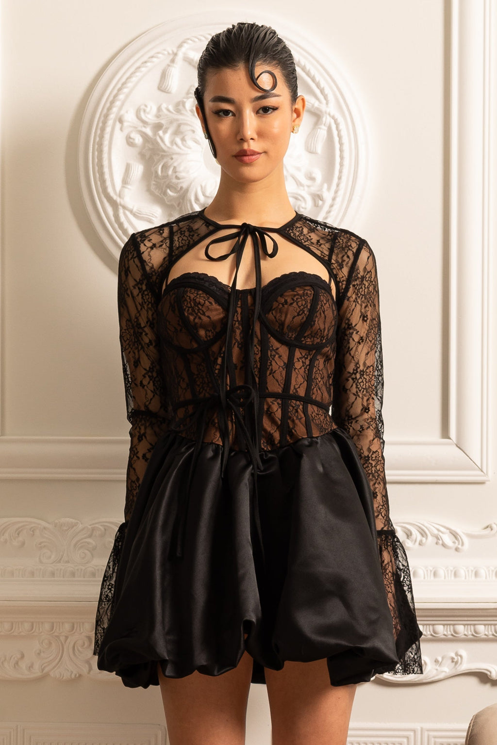 Kurdele Bağlamalı Yaka Detaylı Dantel Korseli Mini Elbise – Siyah