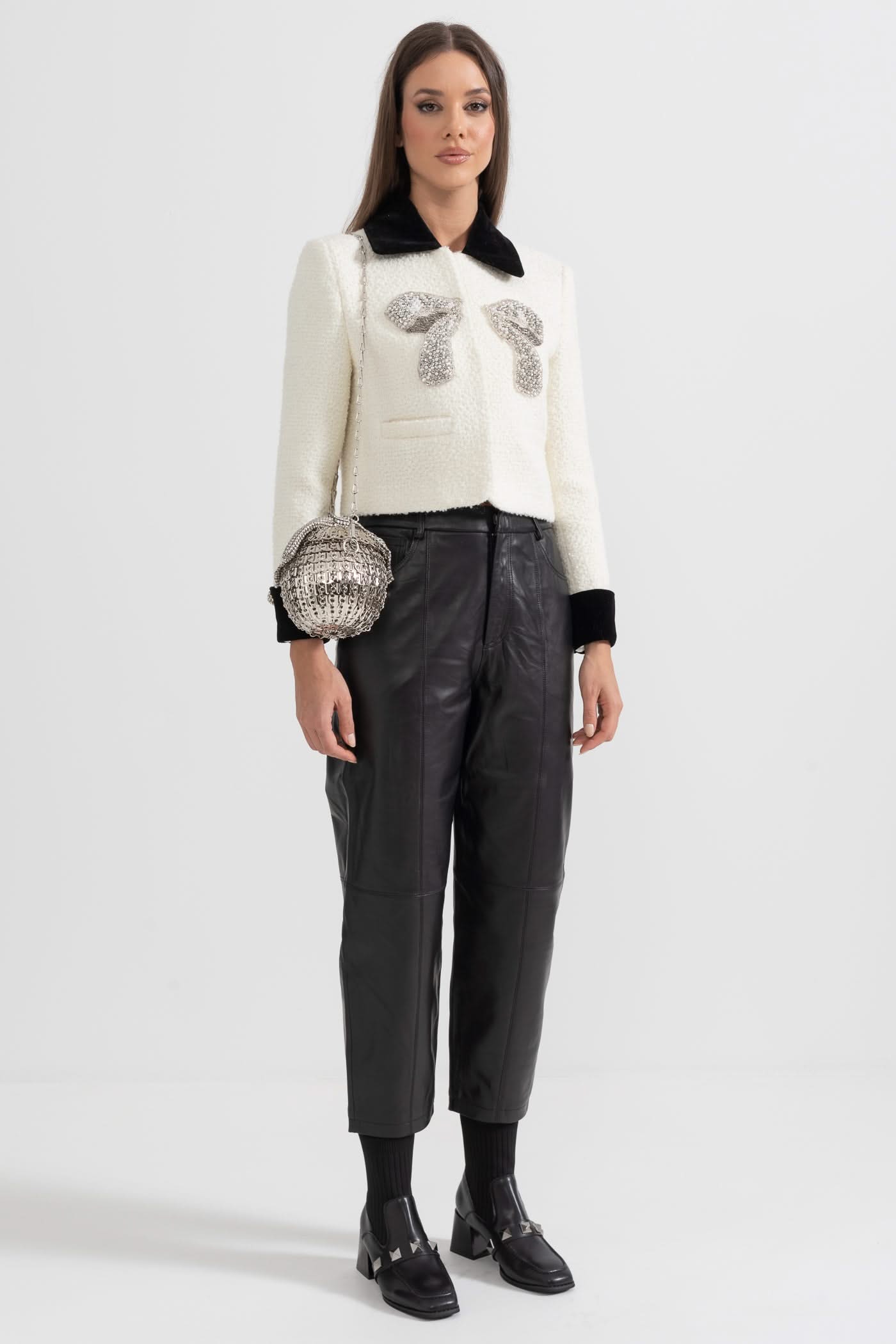 Zıt Renkli Elemanlar Ve Metalik Fiyonk Detaylarıyla Tweed Blazer - Beyaz