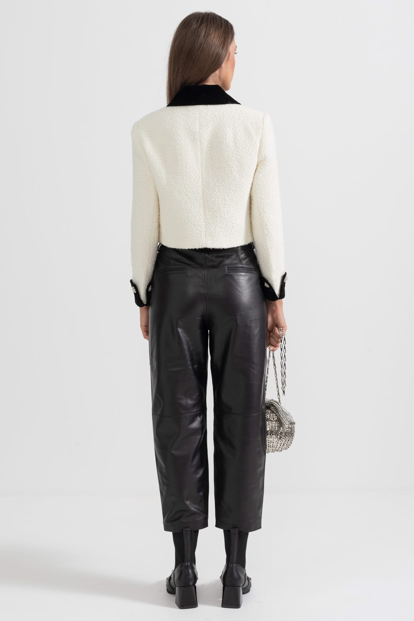 Zıt Renkli Elemanlar Ve Metalik Fiyonk Detaylarıyla Tweed Blazer - Beyaz