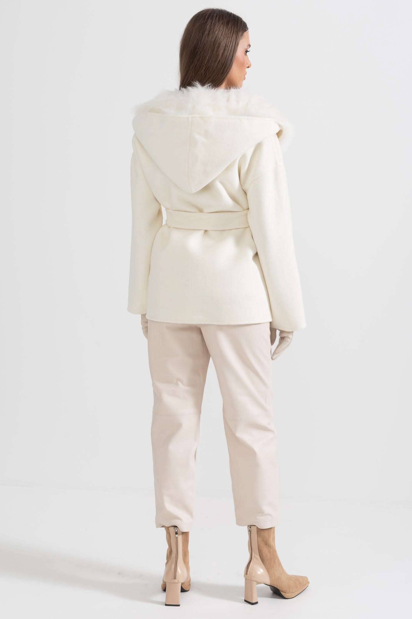 Büyük Boy Kapüşonlu Ve Bel Bantlı Kürk Yakalı Ceket - Fildişi