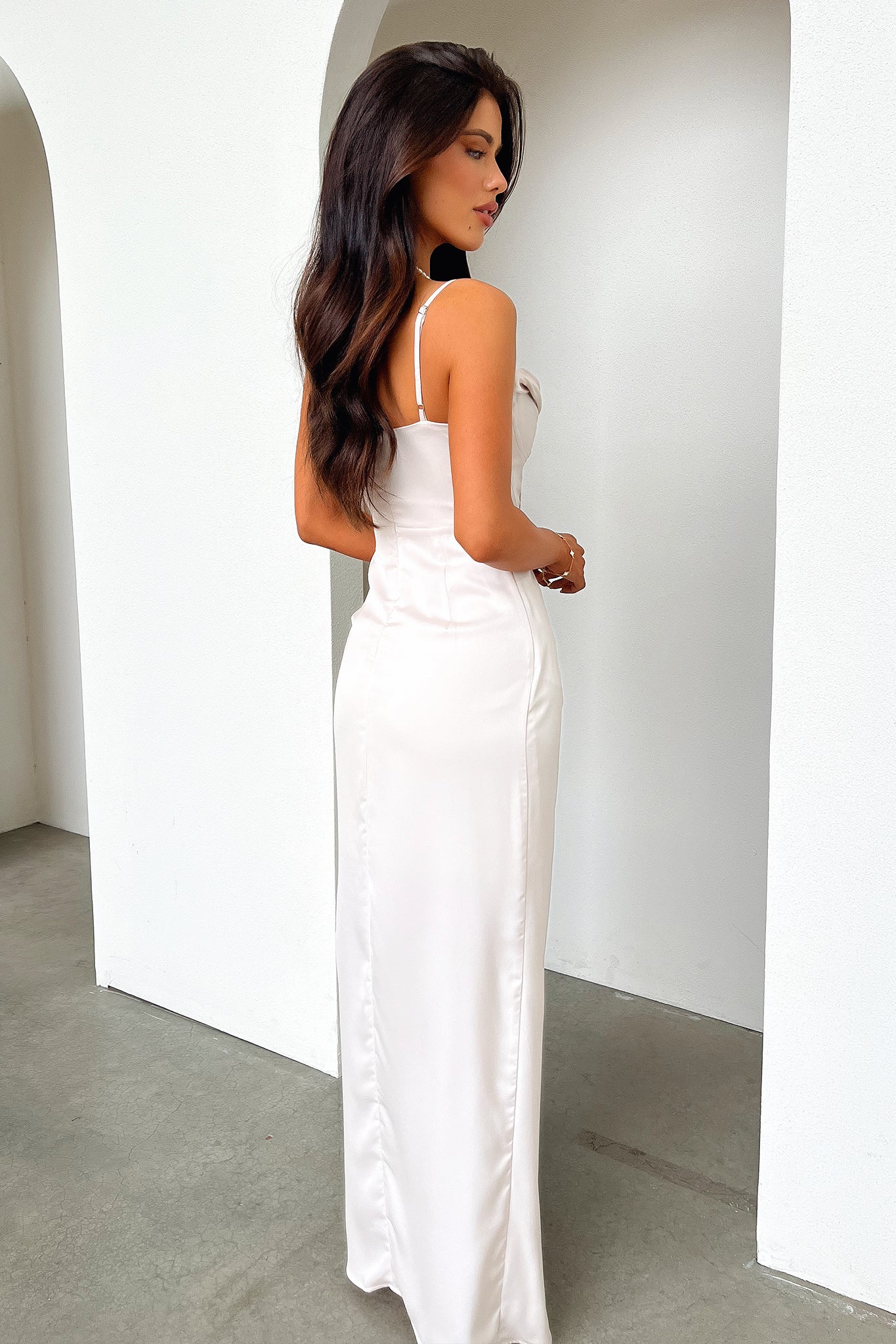 Saten Drapeli Asimetrik Kesim Uzun Elbise – Beyaz