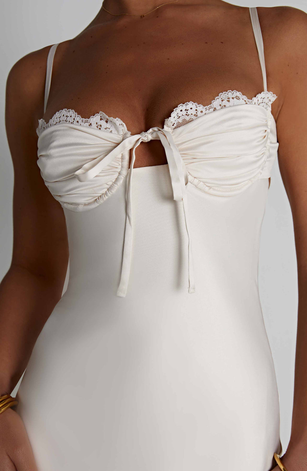 Askılı Dantel Detaylı Yırtmaçlı Midi Elbise – Ekru