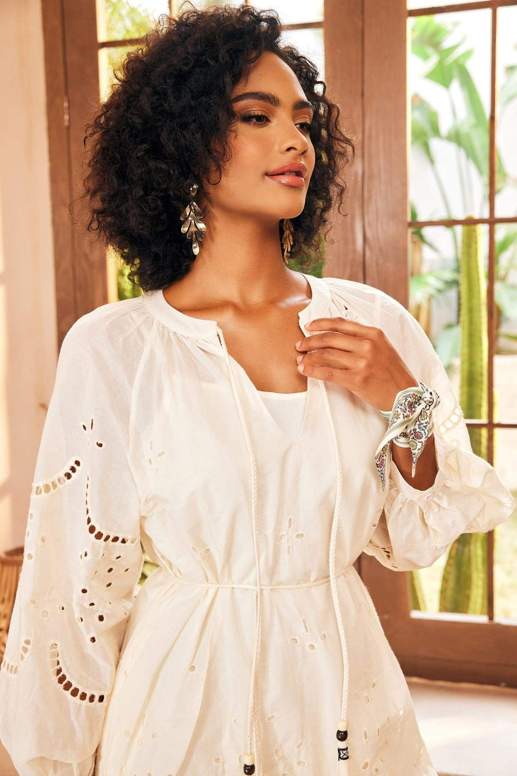 Ariella İşlemeli İçi Boş Midi Elbise