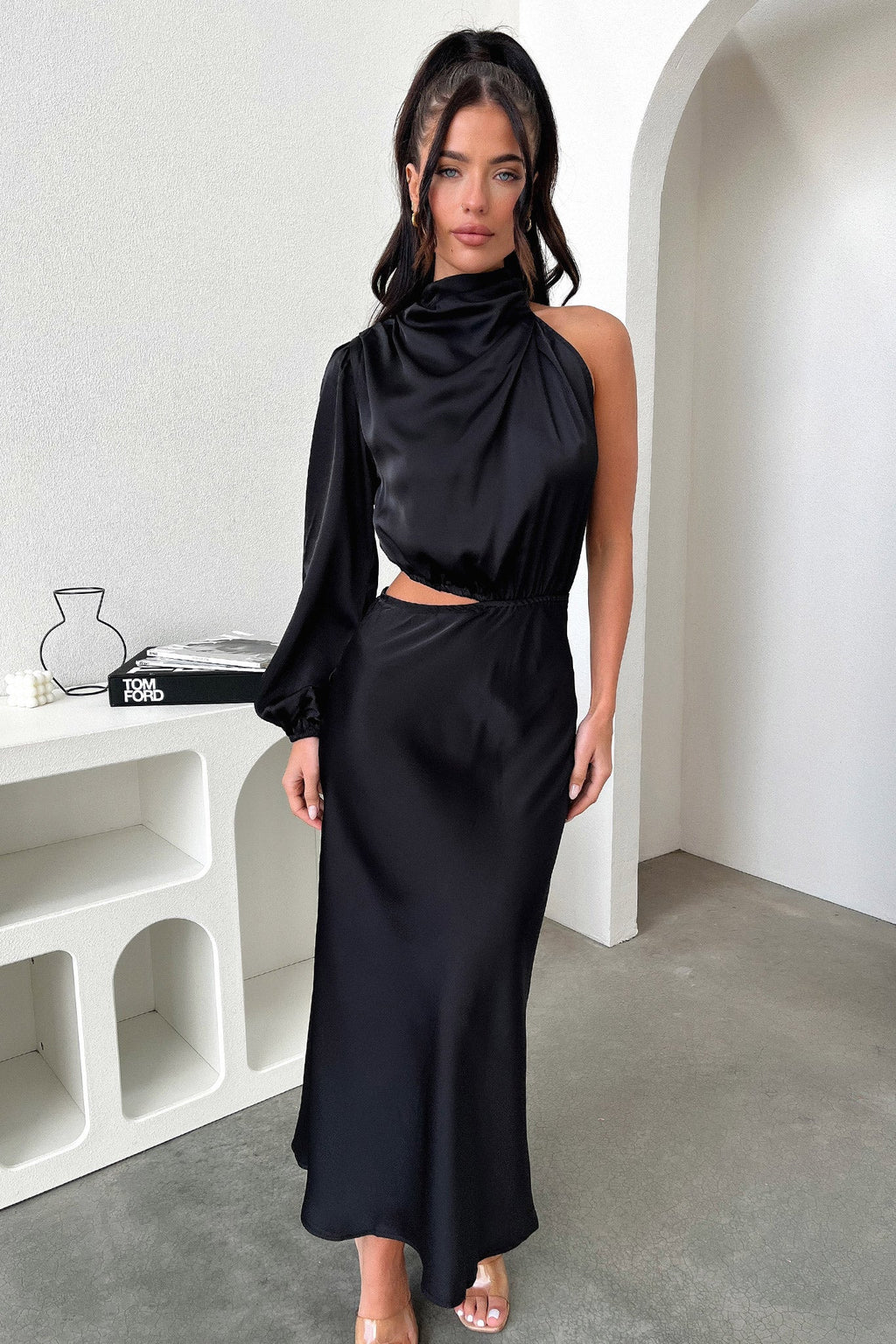 Asimetrik Kesim Saten Abiye Elbise – Siyah