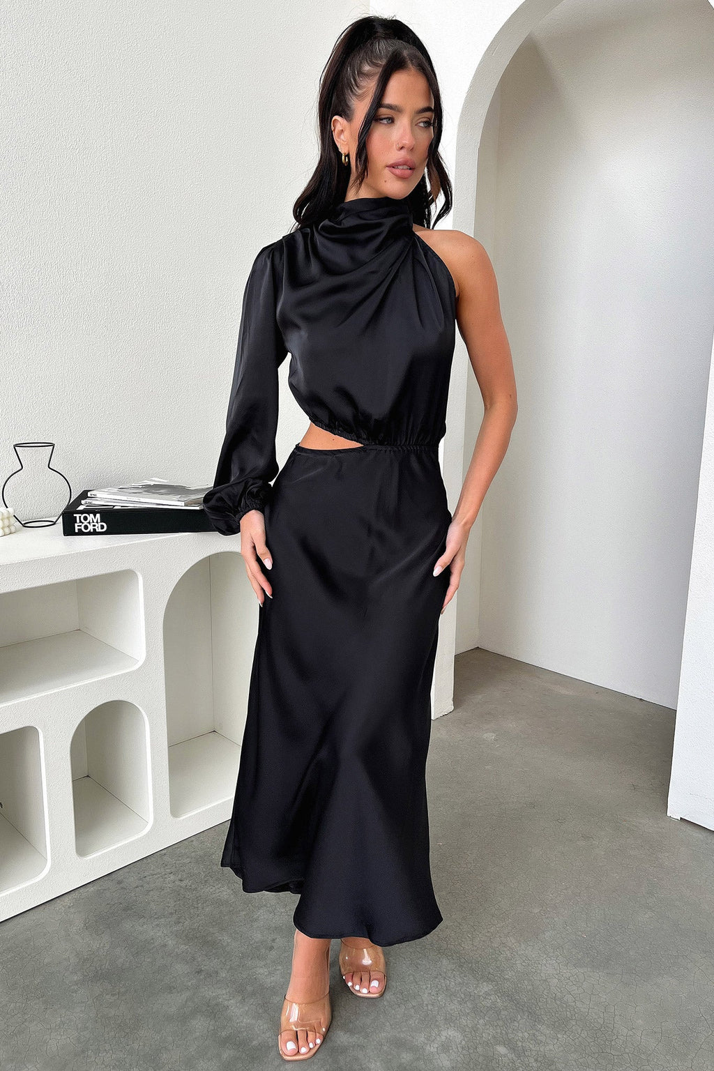 Asimetrik Kesim Saten Abiye Elbise – Siyah