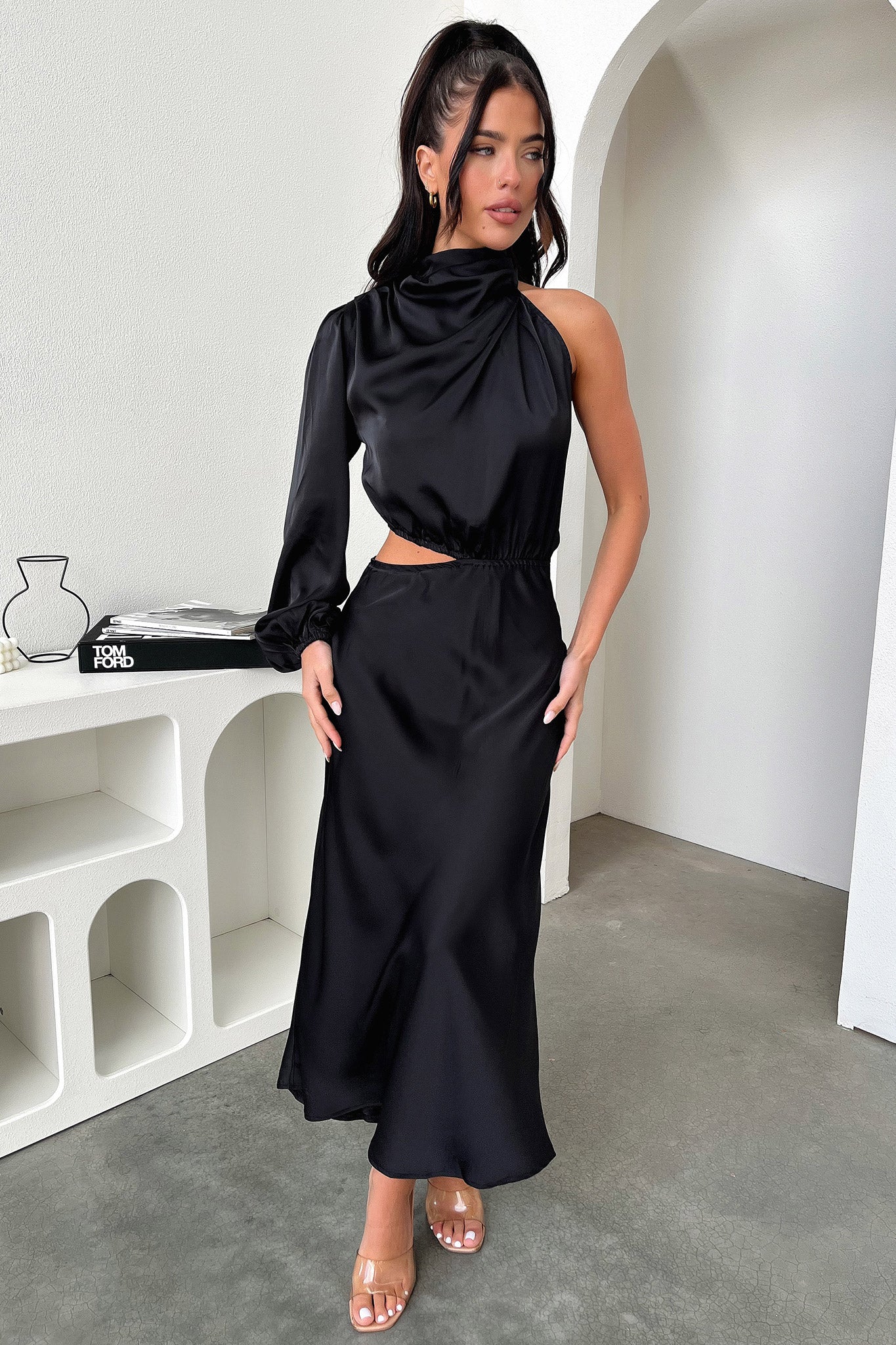 Asimetrik Kesim Saten Abiye Elbise – Siyah