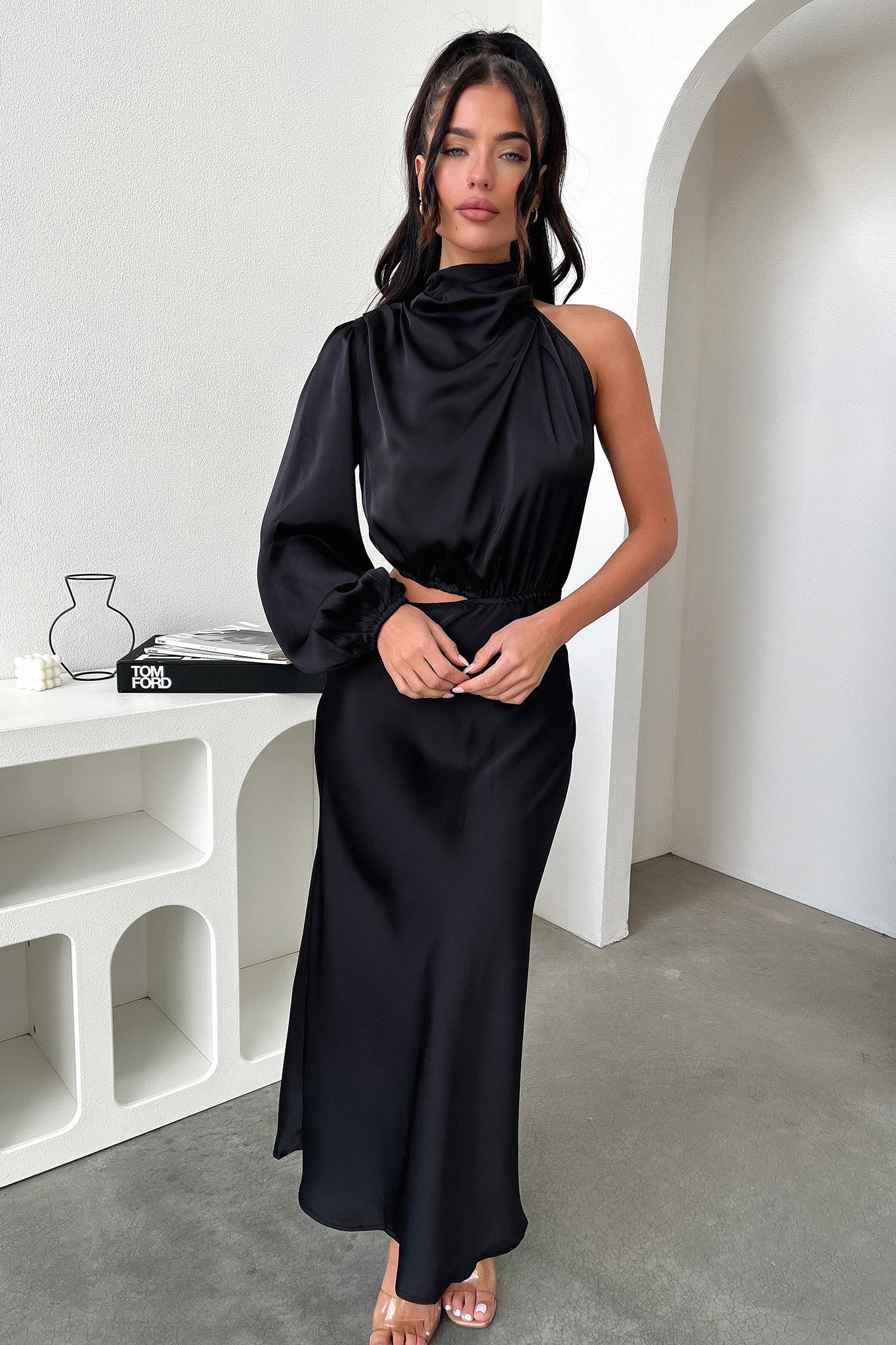 Asimetrik Kesim Saten Abiye Elbise – Siyah