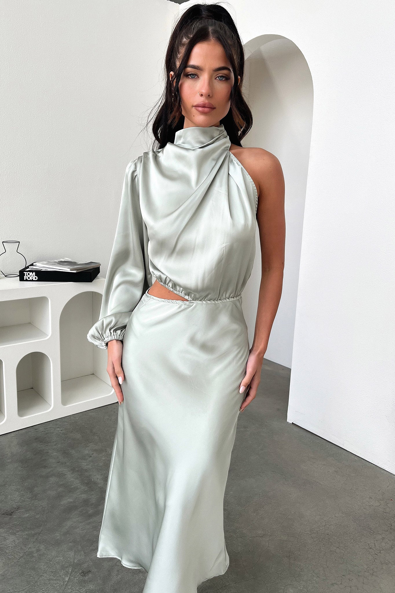 Tek Omuz Dökümlü Kesim Saten Elbise – Mint Yeşili