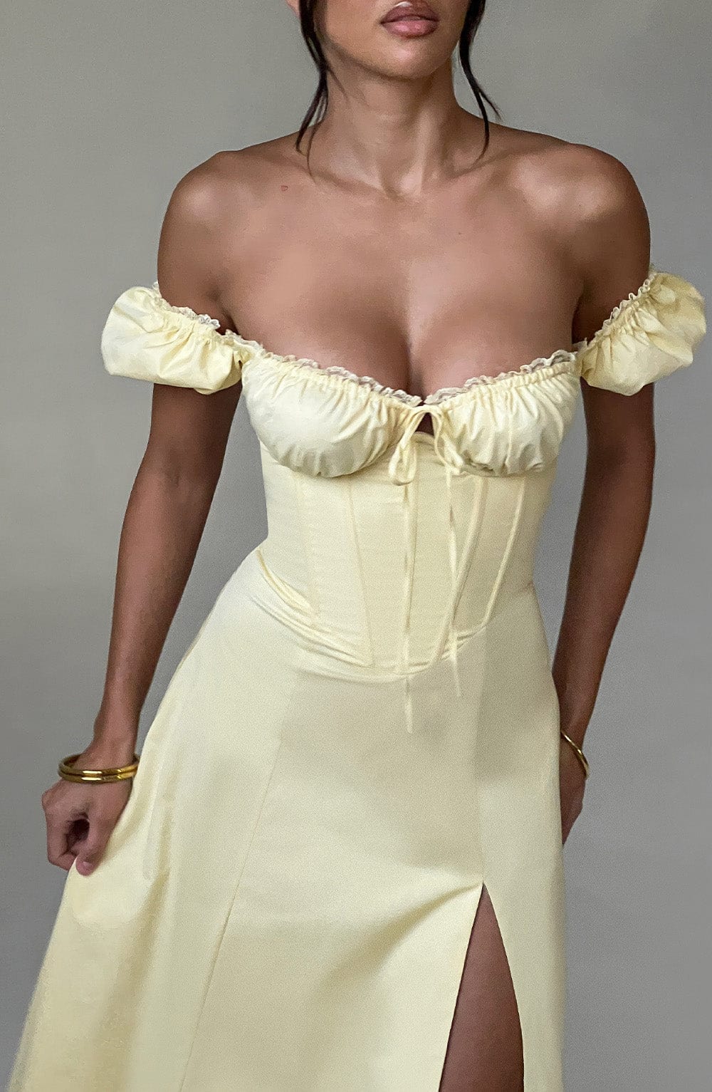 Göğüs Büstiyer Detaylı Yırtmaçlı Midi Elbise – Sarı