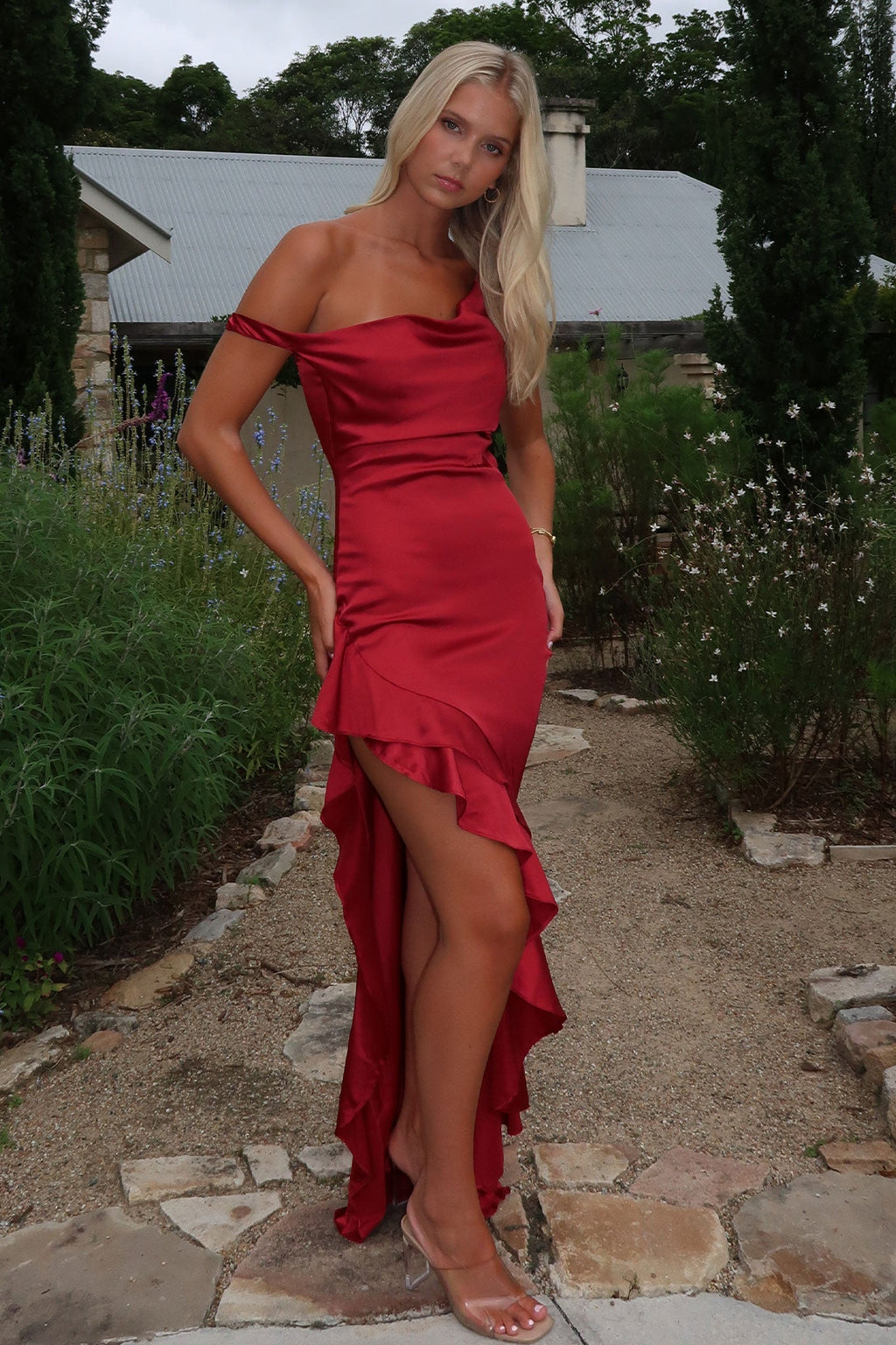 Tek Omuzlu Asimetrik Volanlı Saten Abiye – Kırmızı