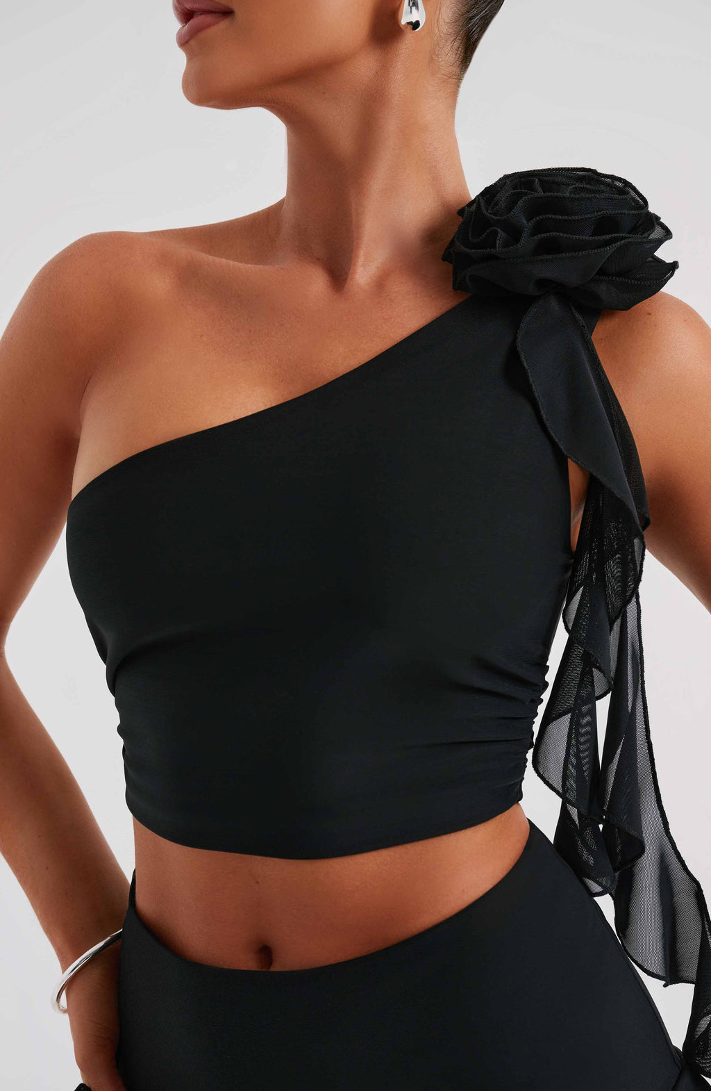 Tek Omuzlu Volan Detaylı Crop Top – Siyah