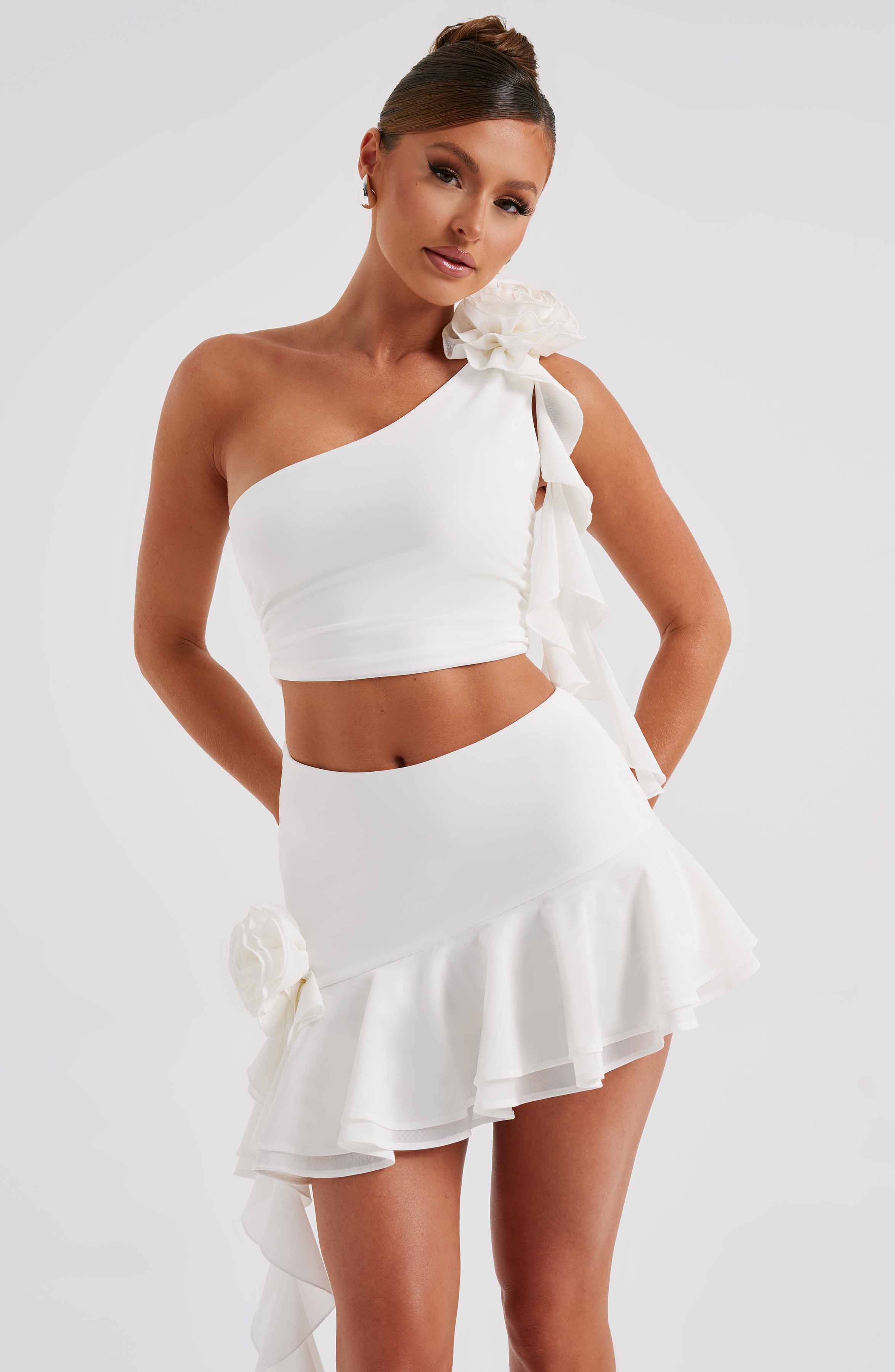 Tek Omuzlu Çiçek Detaylı Drapeli Crop Top – Beyaz