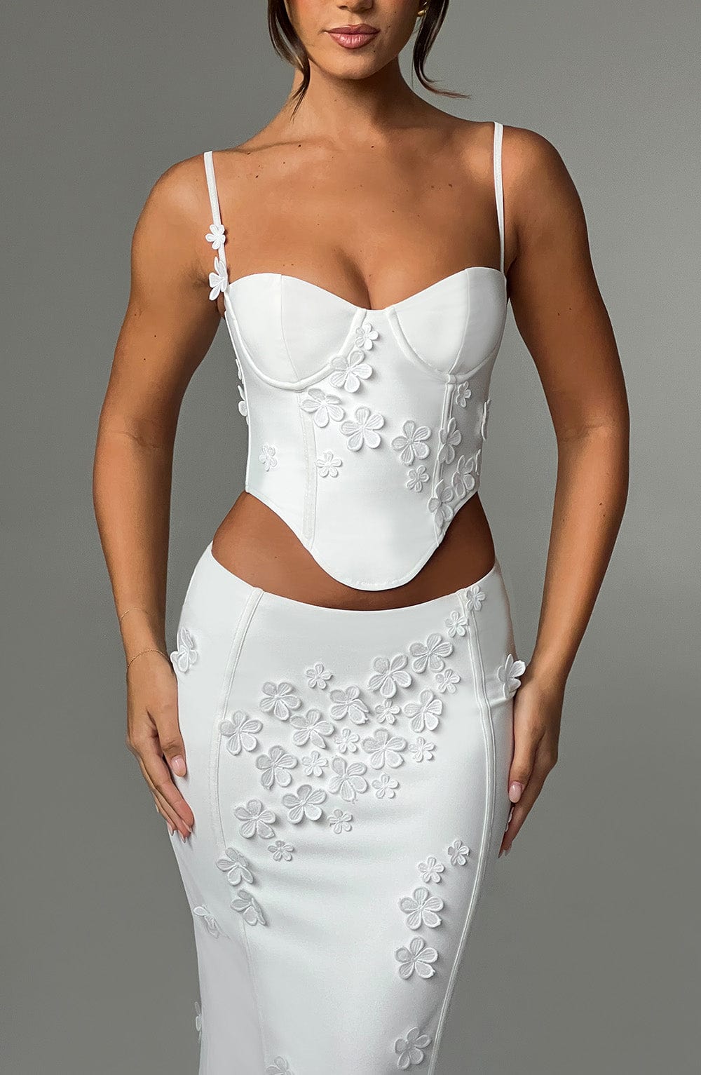 Fitilli Çiçek İşlemeli Büstiyer – Beyaz