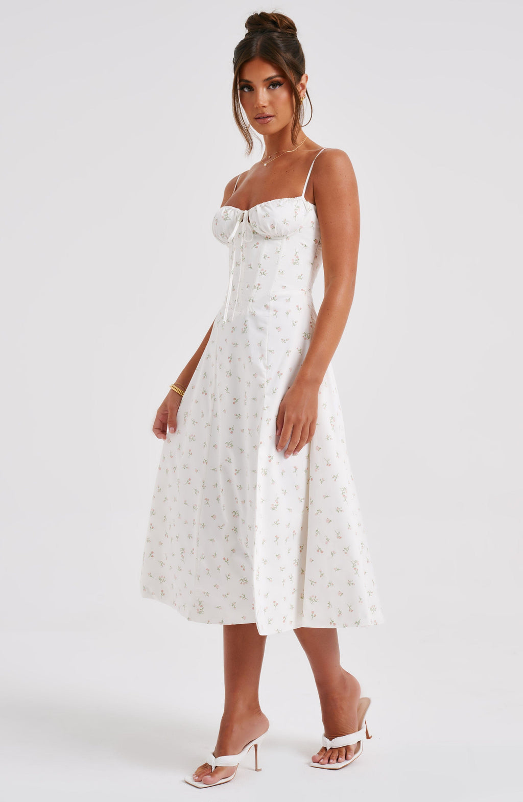 İp Askılı Çiçek Desenli Yırtmaçlı Midi Elbise – Beyaz