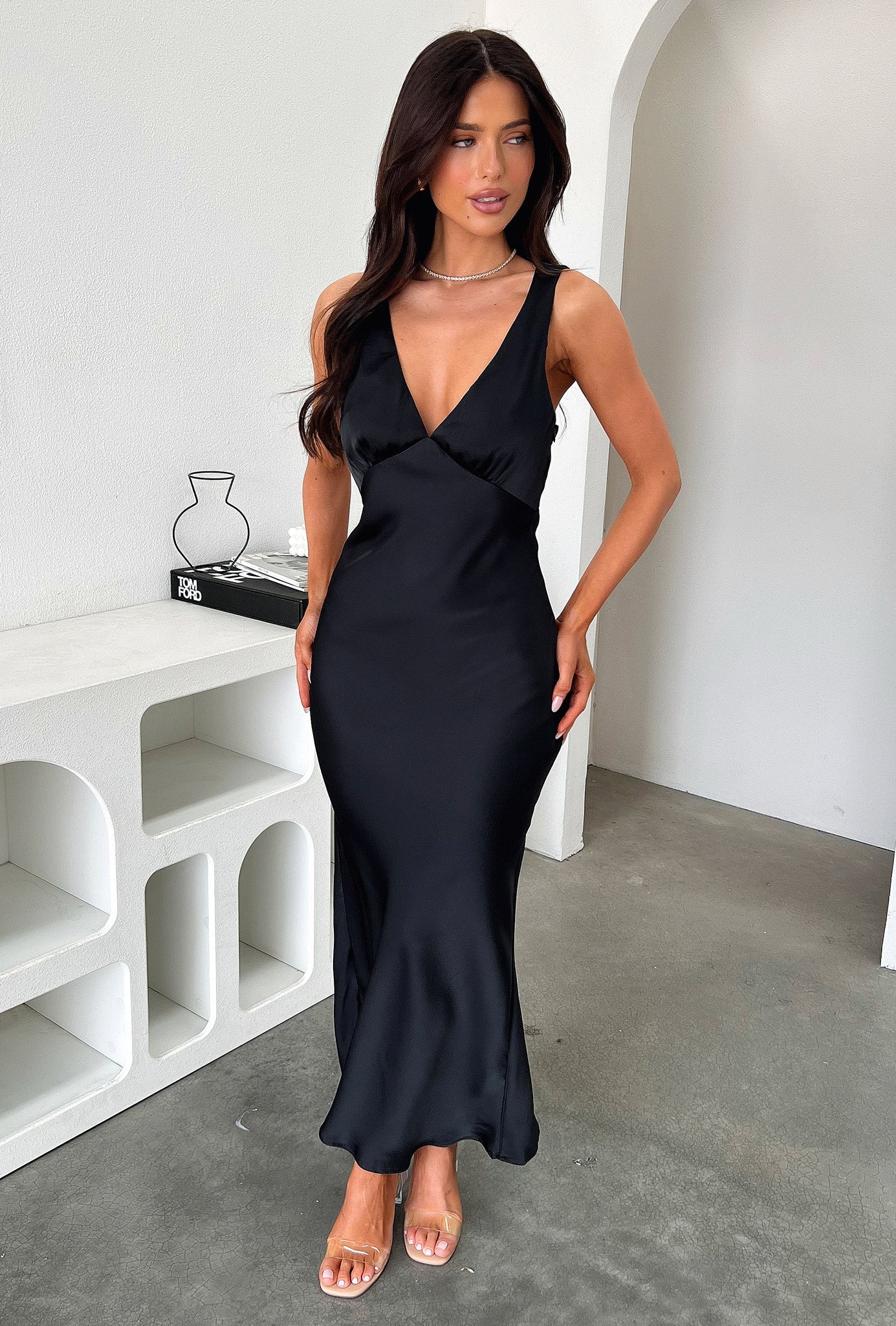 Saten V Yaka Sırt Dekolteli Uzun Elbise – Siyah
