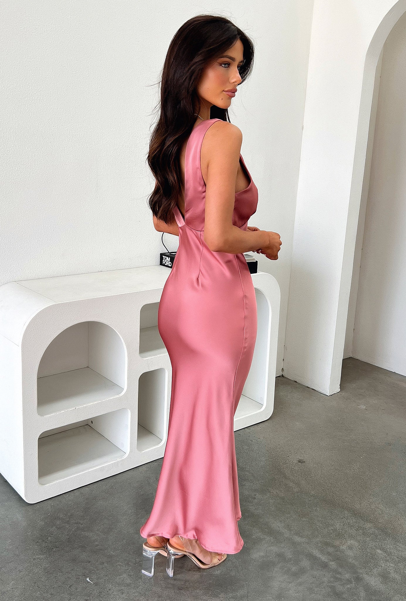 Saten V Yaka Sırt Dekolteli Uzun Elbise – Pudra