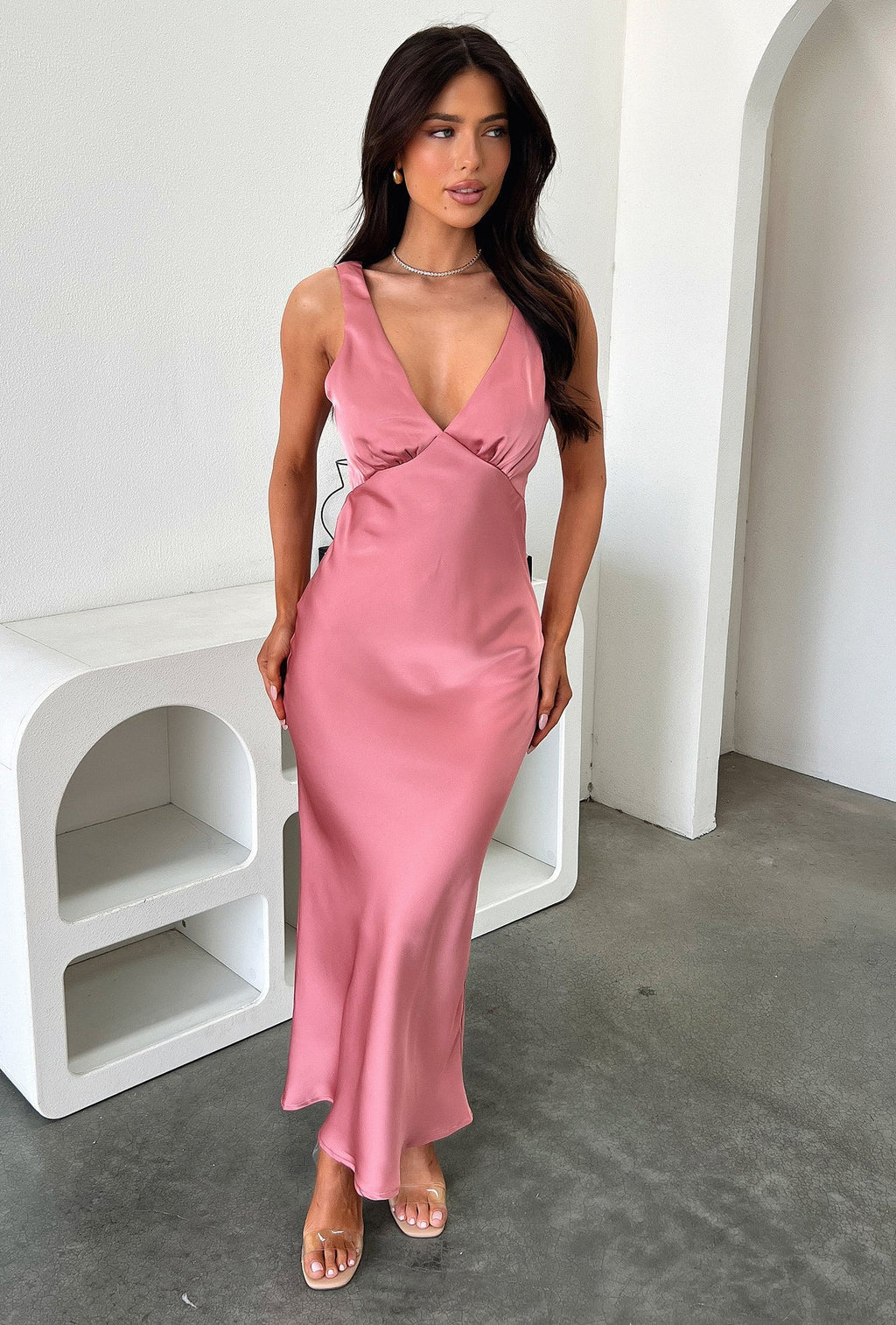 Saten V Yaka Sırt Dekolteli Uzun Elbise – Pudra