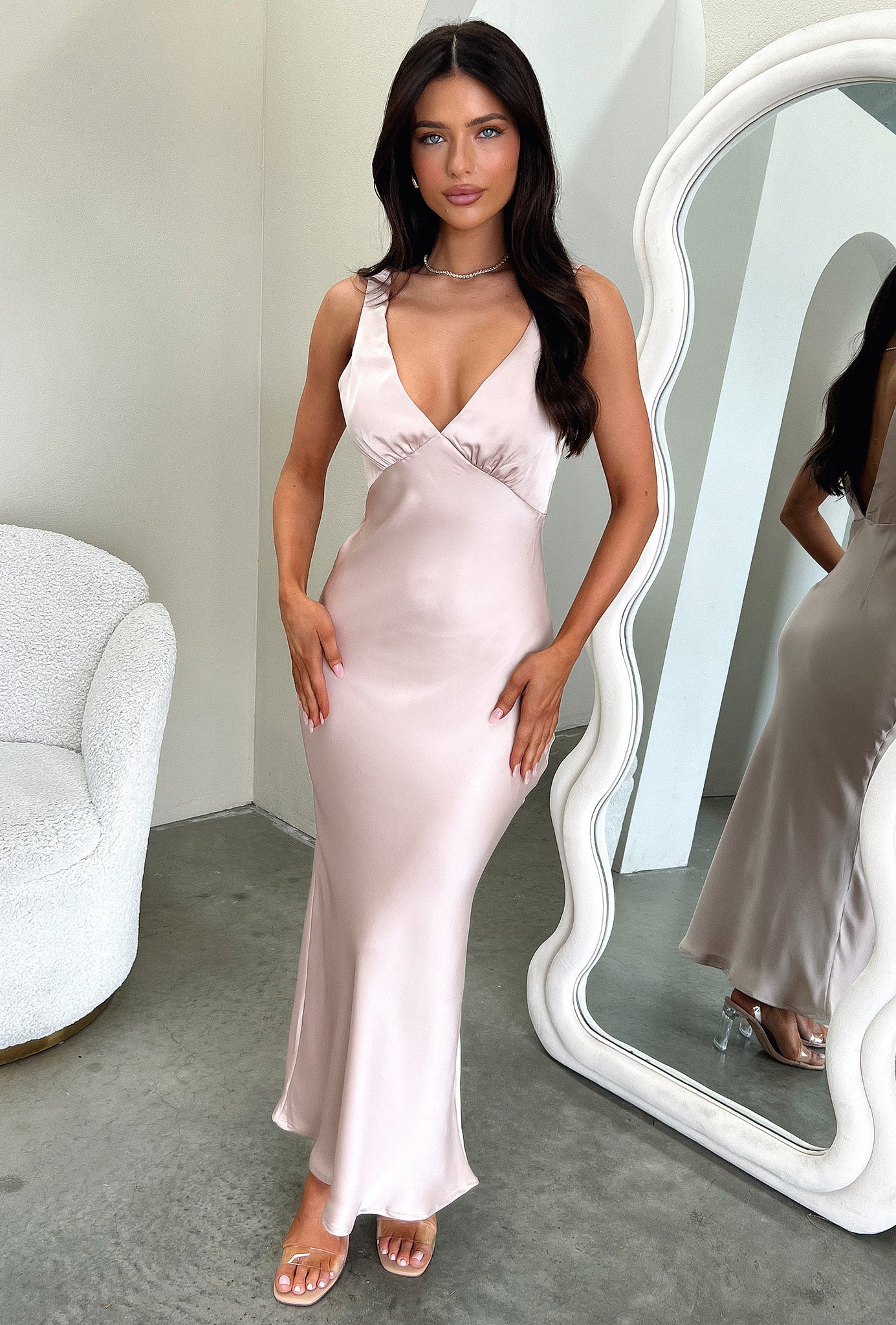 Saten V Yaka İnce Askılı Uzun Elbise – Pudra