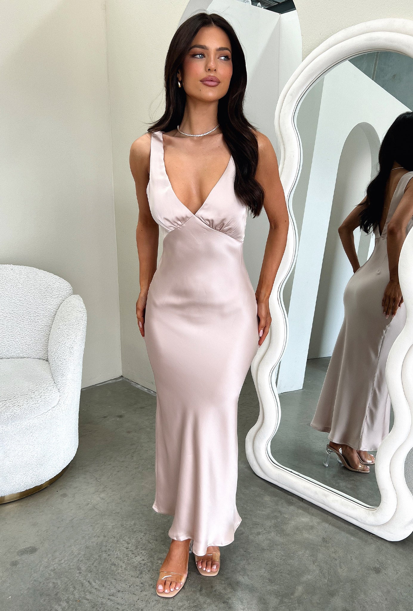 Saten V Yaka İnce Askılı Uzun Elbise – Pudra