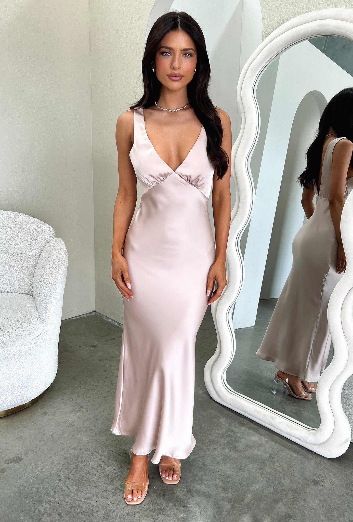 Saten V Yaka İnce Askılı Uzun Elbise – Pudra