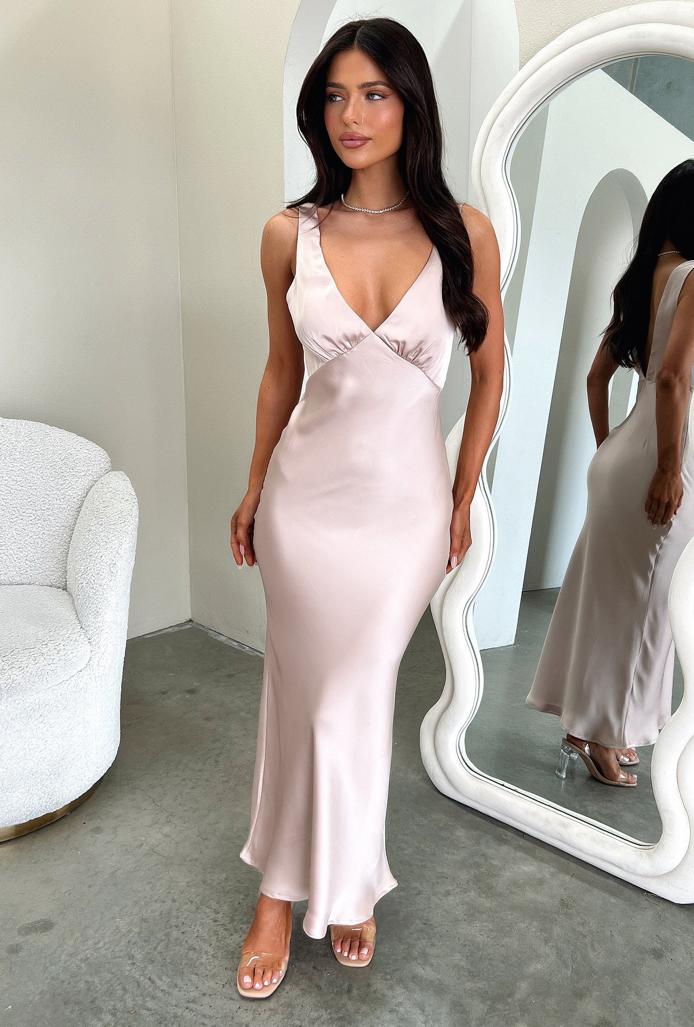 Saten V Yaka İnce Askılı Uzun Elbise – Pudra