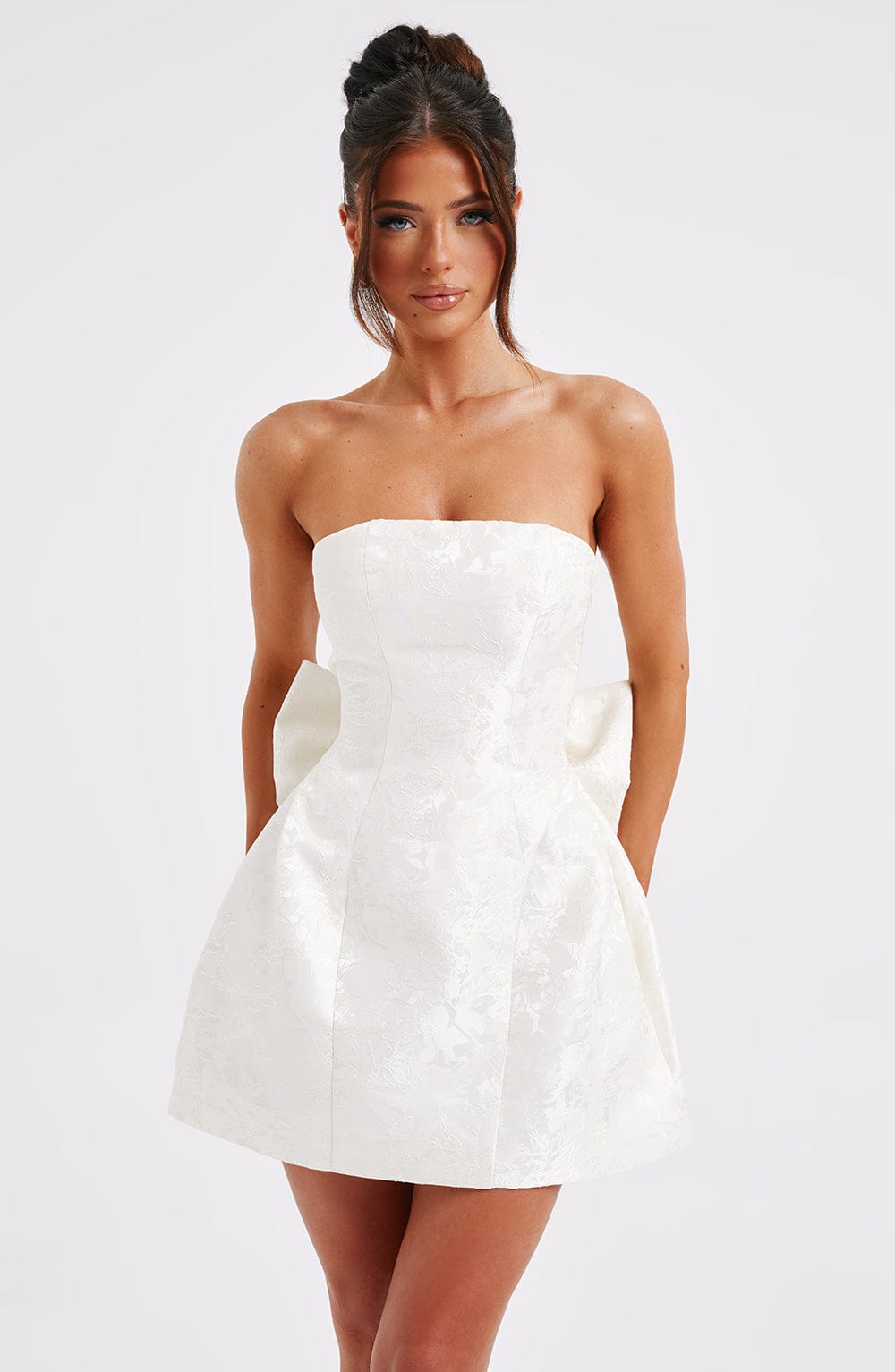 Straplez Fiyonklu Mini Elbise – Beyaz