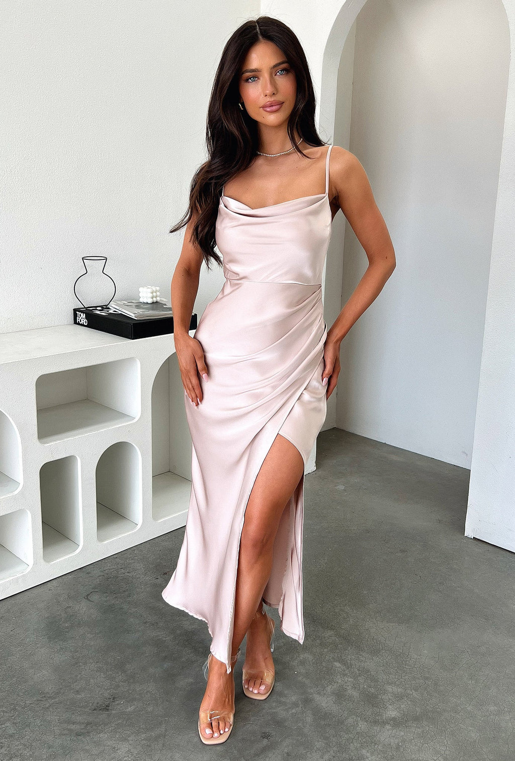 Saten Drapeli Yırtmaçlı İnce Askılı Abiye Elbise – Pudra