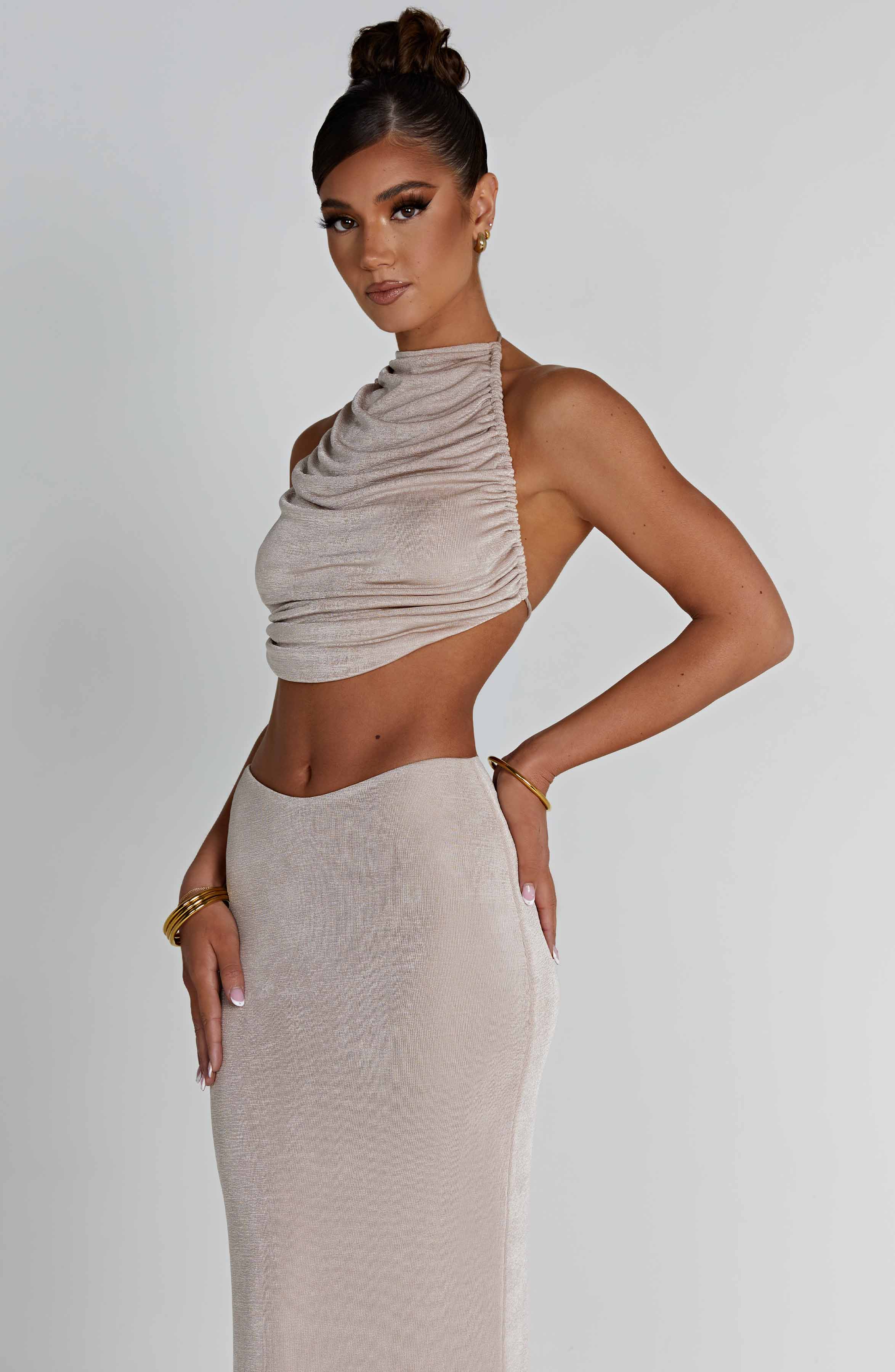 Halter Yaka Drapeli Sırt Bağlamalı Crop Top – Bej