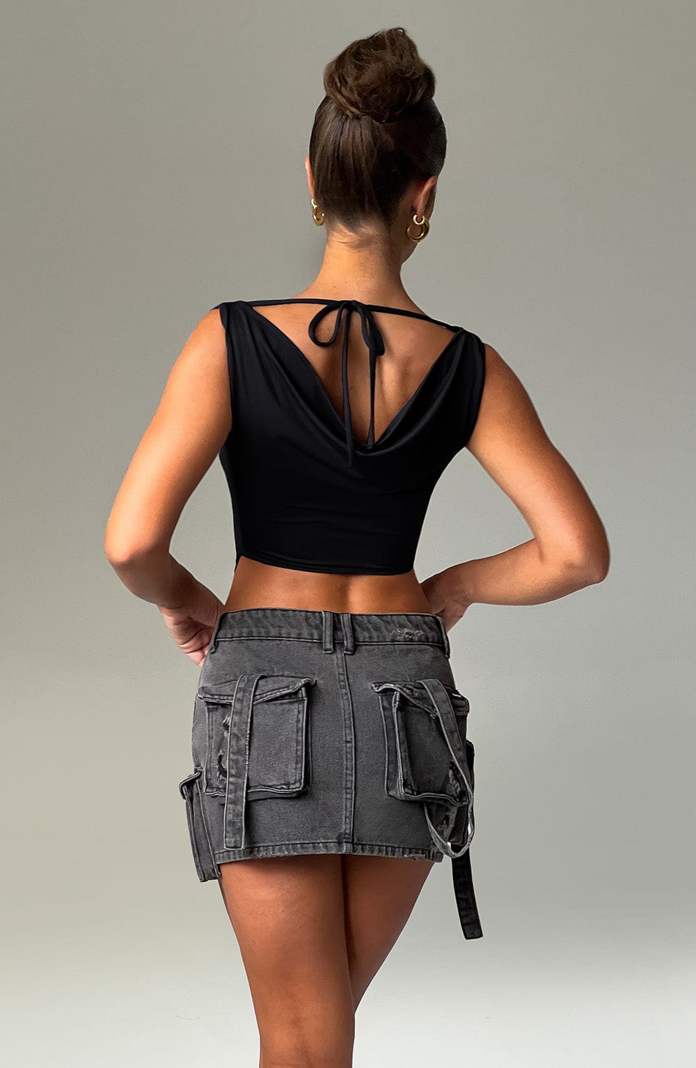 Drapeli V Yaka Sırt Bağcıklı Crop Top – Siyah