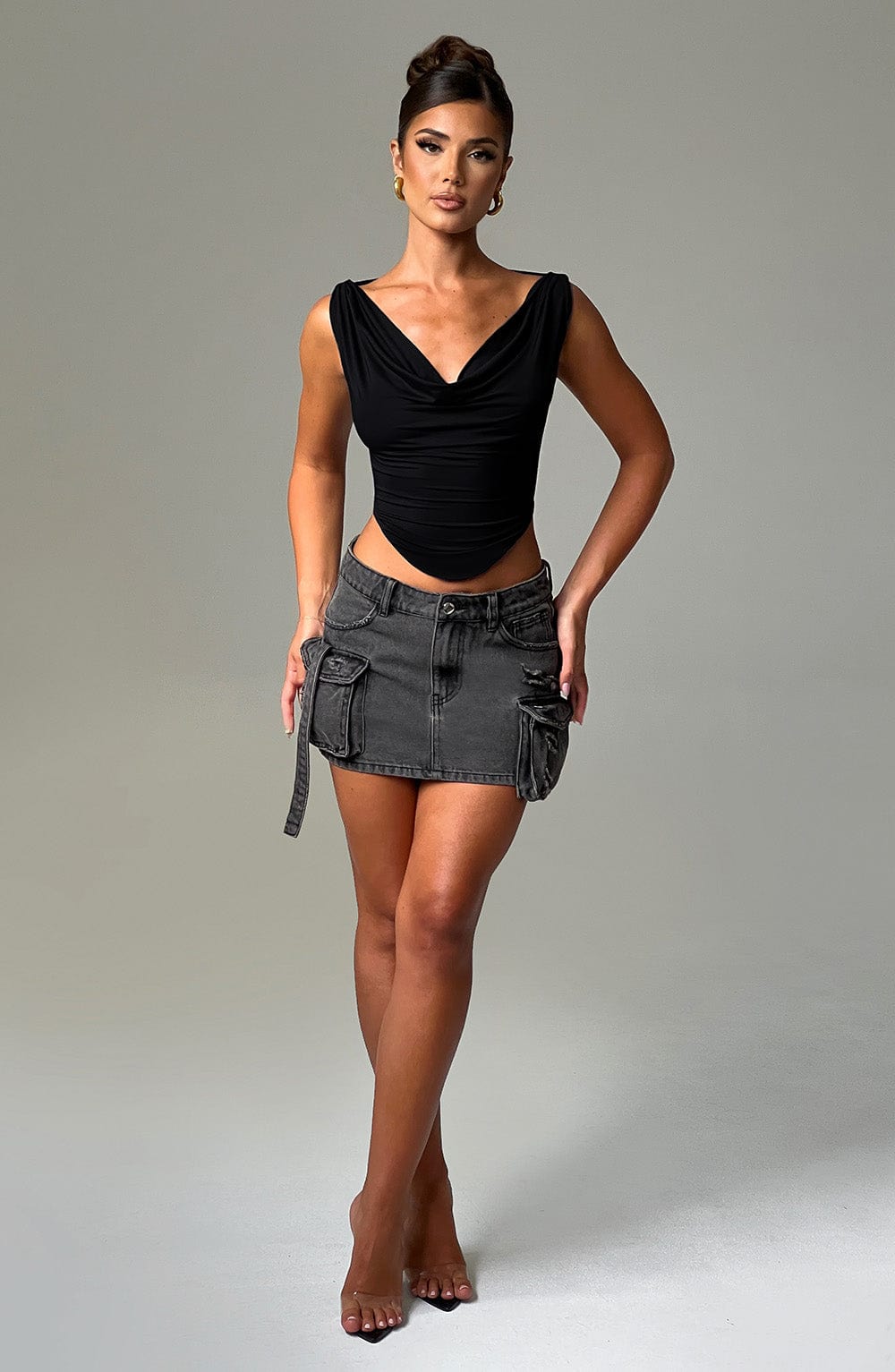 Drapeli V Yaka Sırt Bağcıklı Crop Top – Siyah