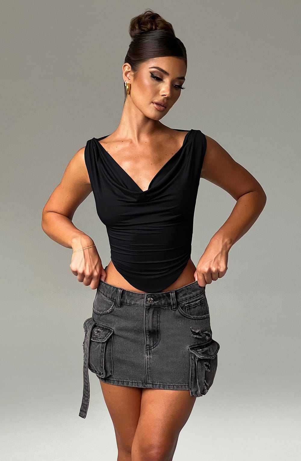 Drapeli V Yaka Sırt Bağcıklı Crop Top – Siyah