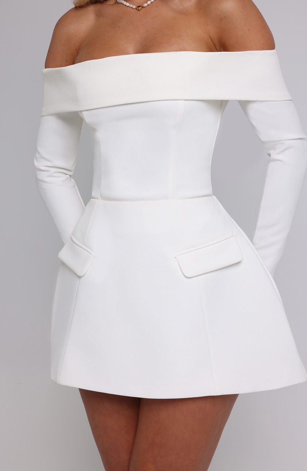 Düşük Omuzlu Kloş Kesim Kumaş Bluz – Beyaz