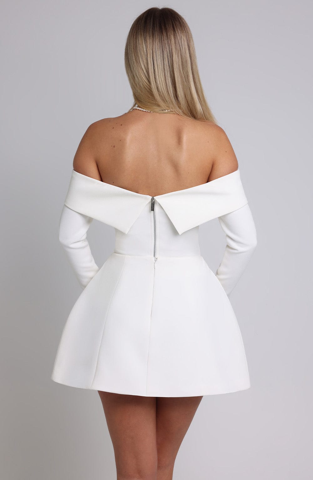 Düşük Omuzlu Kloş Kesim Kumaş Bluz – Beyaz