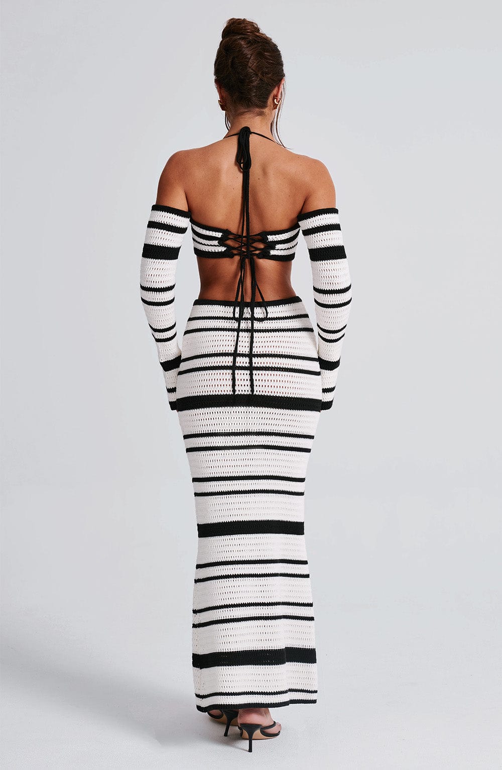 Ön Bağcıklı Omuz Dekolteli Örgü Crop – Siyah Beyaz