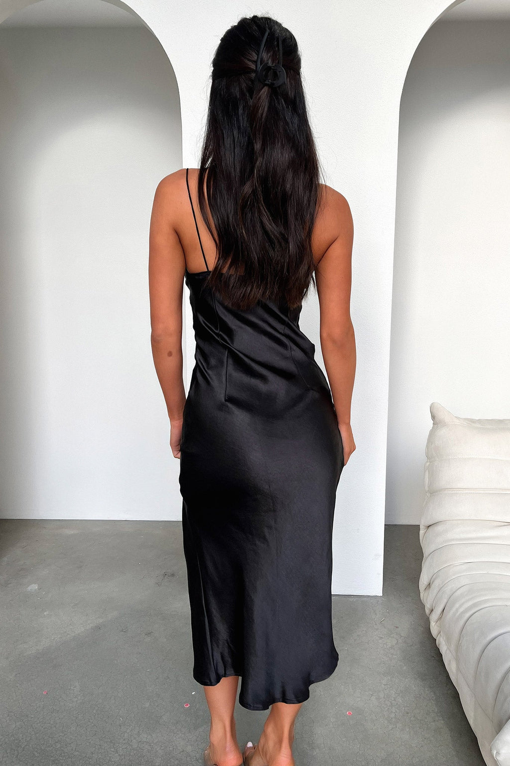 Saten İnce Askılı Yırtmaçlı Midi Elbise – Siyah